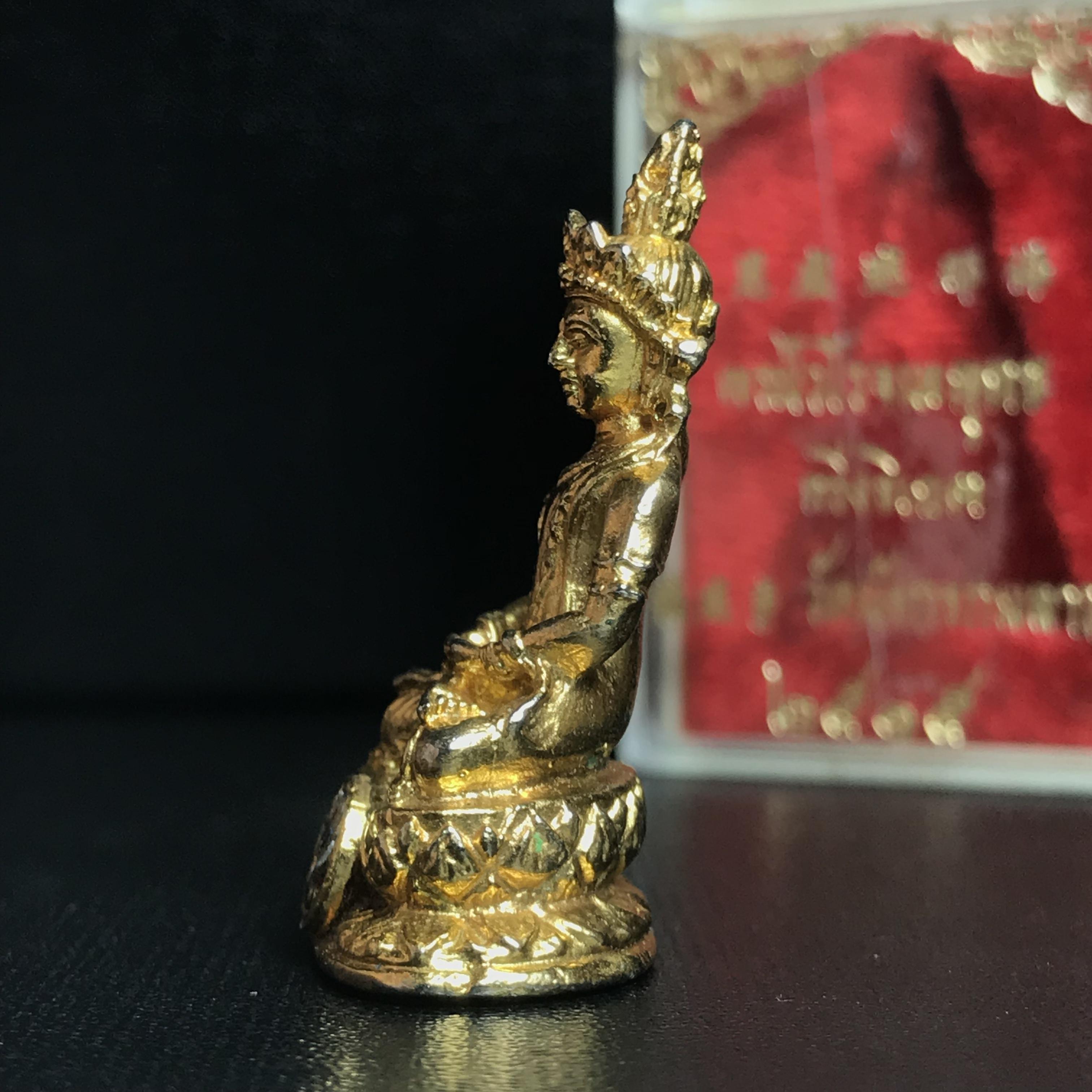 พระกริ่งธิเบตอวโลกิเตศวร ภปร.(พระไวโรจนะพุทธ)วัดมังกรกมลาวาส(เล่งเน่ยยี่) รุ่นแรกปี2515 เนื้อโลหะกะไหล่ทอง(ในหลวงรัชกาลที่9เสด็จเททอง)(หลวงปู่โต๊ะปลุกเสก)(หายาก)