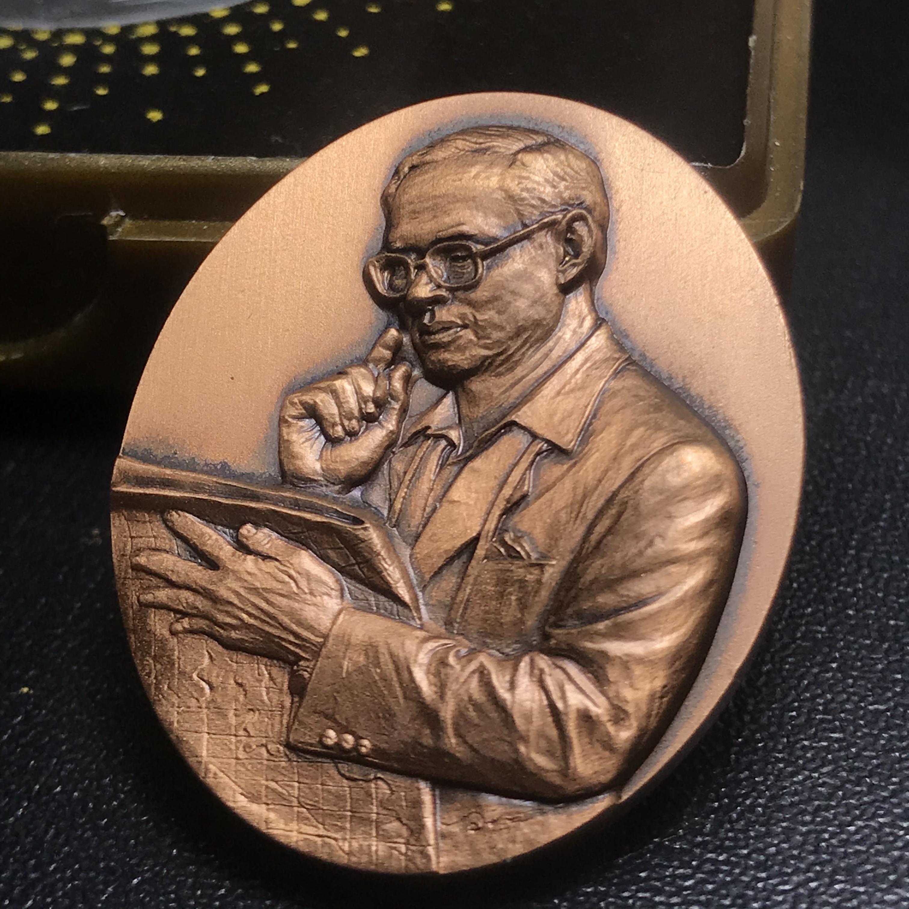 เหรียญรูปหล่อพระบาทสมเด็จพระเจ้าอยู่หัว ในหลวงทรงงาน รุ่นเย็นศิระเพราะพระบริบาล ตราสัญญาลักษณ์ 80 พรรษา พ.ศ.2550 เนื้อทองแดงรมดำ