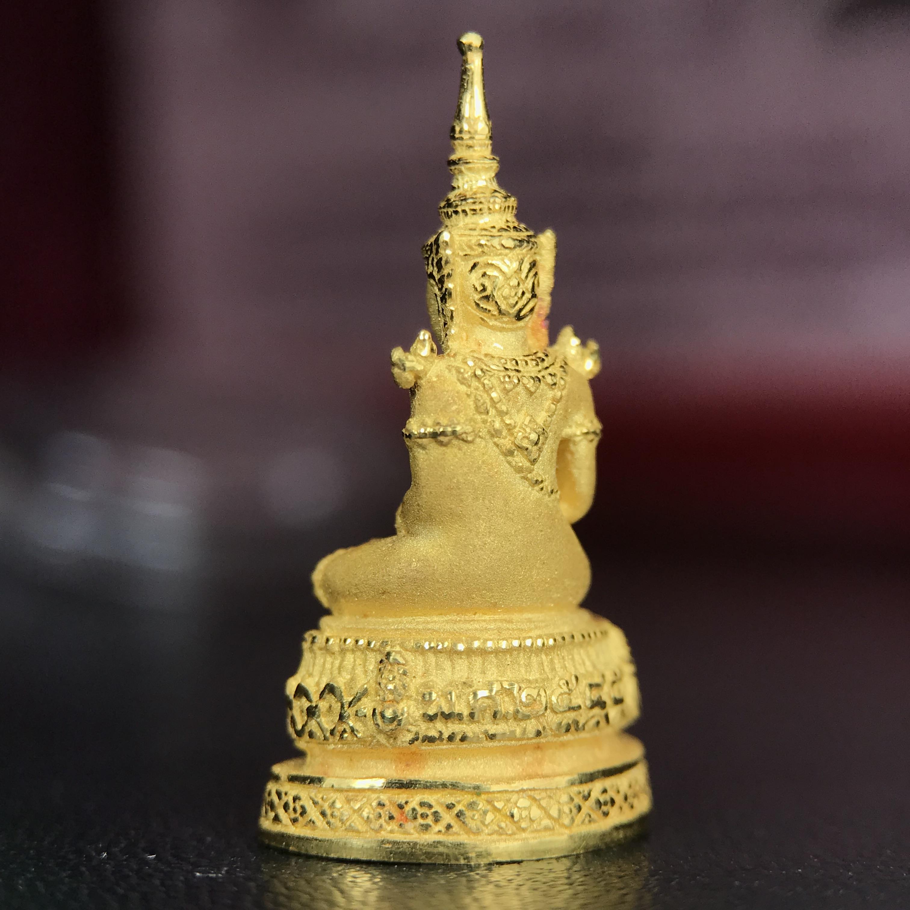 พระแก้วมรกต ภปร.(รุ่นแรก) ปี2545 จัดสร้างในมหาวโรกาส พระบาทสมเด็จพระเจ้าอยู่หัวรัชกาลที่ 9 ครบรอบ 75 พรรษา และฉลองกรุงรัตนโกสินทร์ครบ 220 ปี พิมพ์ลอยองค์เล็ก เนื้อทองคำบริสุทธิ์ 96.5%(6.5กรัม) ขนาด 10*19 มม. พร้อมกล่องเดิมสวยครบสมบูรณ์(1ใน2000องค์)หายาก