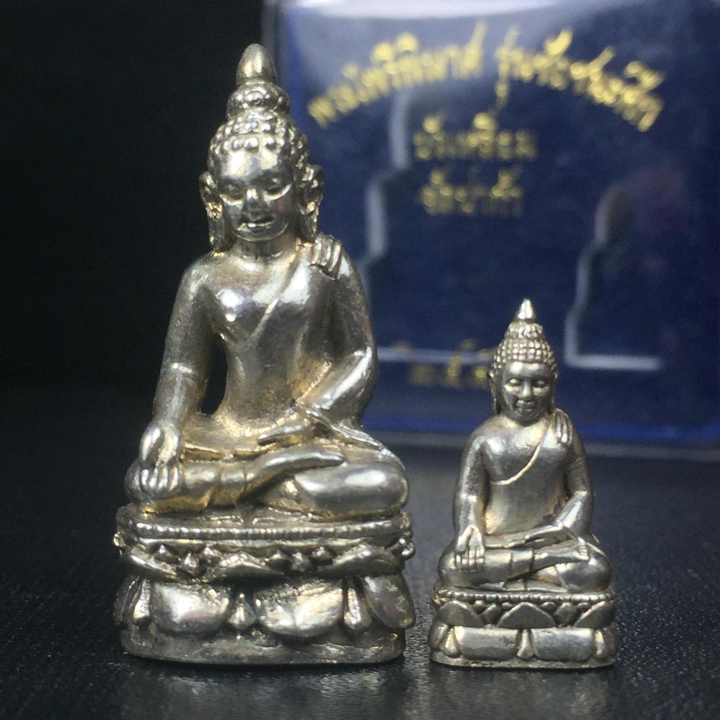 พระไพรีพินาศ วัดบวรนิเวศวิหาร รุ่นชัยชนะศึก ปี2546 พิมพ์บัวเหลี่ยม เนื้ออัลปาก้า หมายเลข 530(สภาพสวยพร้อมกล่องบรรจุเดิมครบสมบูรณ์)(พระดี พิธีใหญ่ มวลสารเด่น รุ่นนิยม)