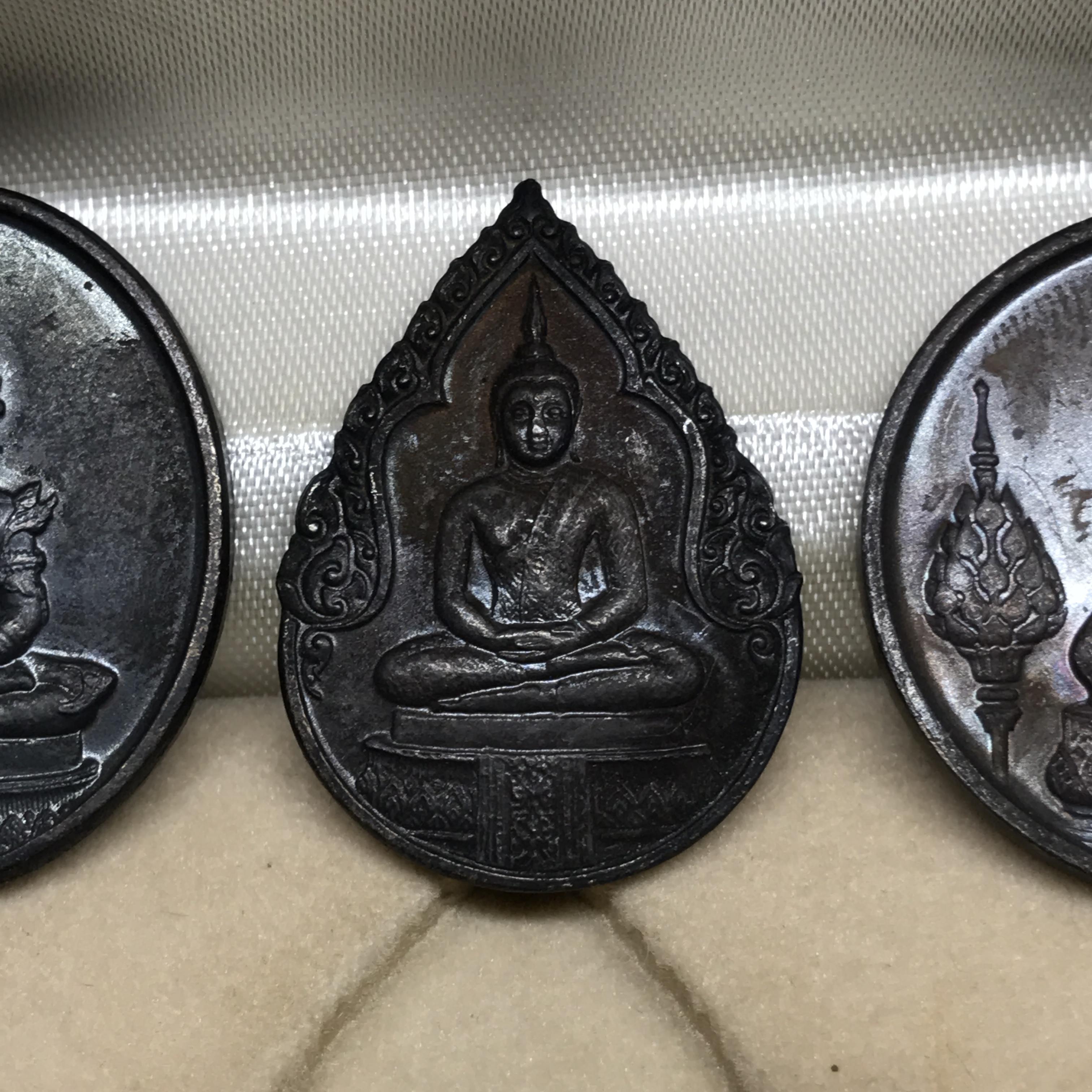 เหรียญพระแก้วมรกตหลัง ภปร ฉลองกรุงรัตนโกสินทร์ครบ 200 ปี พ.ศ.2525 เนื้อทองแดงกล่องบรรจุเดิมครบ3พิมพ์(บล็อกพระราชศรัธา)(ในหลวงรัชกาลที่9 เสด็จในพิธี)