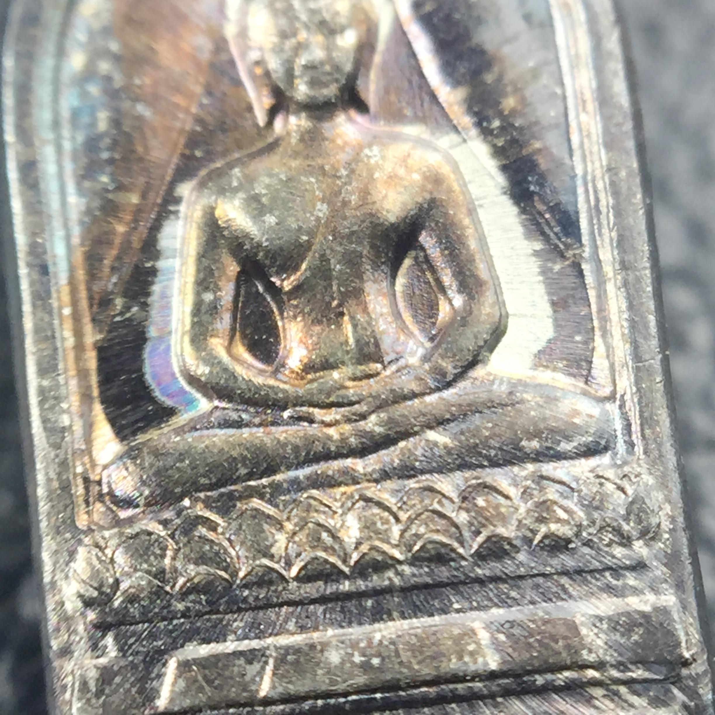 พระปรกใบมะขาม พระพุทธสิหิงค์ ภปร. ธรรมศาสตร์ 50ปี เนื้อเงิน(ตอกสองโค๊ด ผ่านสองพิธีวาระ 50ปีและ60ปี หายากนิยม)(คัดสภาพสวย)(ในหลวงรัชกาลที่9 เสด็จเททอง)(พระปรกใบมะขาม ภปร. รุ่นแรก)(พิธีใหญ่ เกจิที่มีชื่อเสียงมาร่วมปลุกเสกจำนวนมาก ชนวนมาลสารเก่าเข้มขลัง )