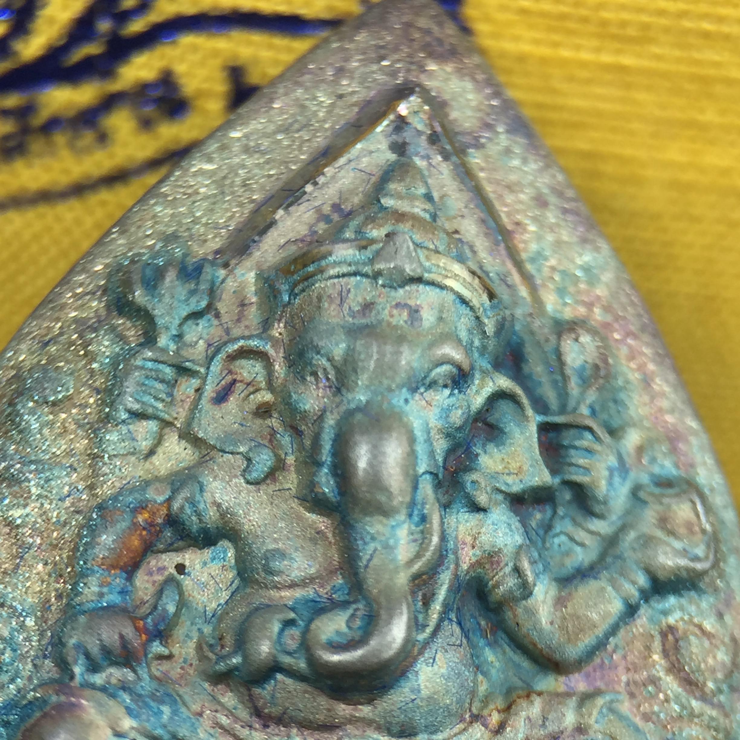 เหรียญพระพิฆเนศวร ญสส. ชุดกาญจนาภิเษกครองราชย์ 50 ปี พุทธศักราช 2538 พิมพ์ใหญ่(2.9 ซม.) เนื้อเงินผิวเดิมกลับดำขึ้นสีรุ้งเข้มขลังงดงามธรรมชาติสร้างสรรค์ สภาพสวยเดิมพร้อมกล่องบรรจุเดิม ตอกโค๊ดหมายเลขกำกับ(1ใน 5539องค์)