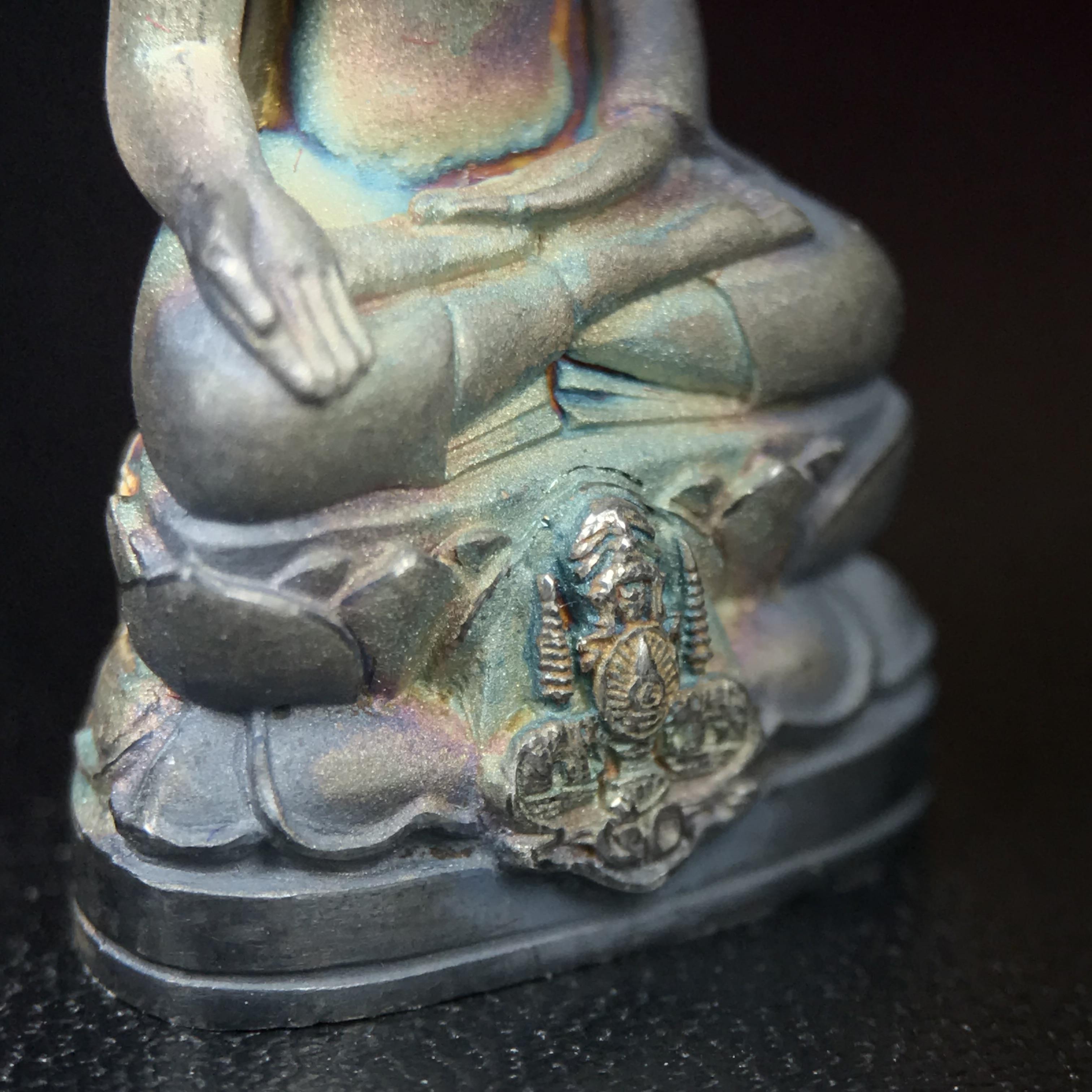 พระกริ่งไพรีพินาศ ตรากาญจนาภิเษก วัดบวรนิเวศวิหาร ที่ระลึกในหลวงรัชกาลที่9 ครองสิริราชสมบัติครบ 50ปี เนื้อเงิน(สภาพผิวเดิมขึ้นสีรุ้งธรรมชาติสวยแบบนิยม)(เสน่ห์พระเนื้อเงินสีสันที่ธรรมชาติสรรค์สร้าง)เข้มขลังทรงอานุภาพยิ่งใหญ่ กำราบศัตรูพ่ายสิ้น พระไพรีพินาศ