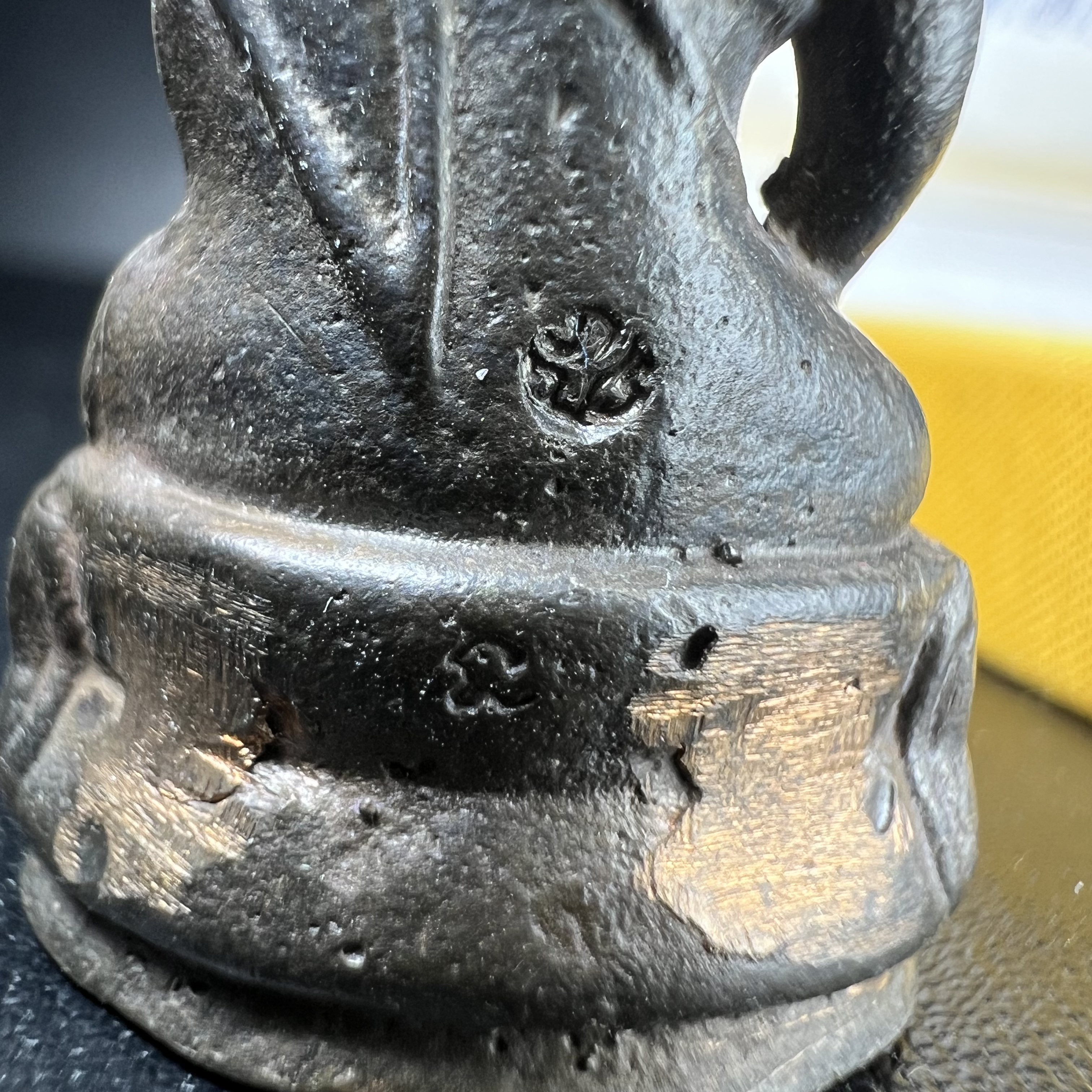 พระกริ่ง ภปร รุ่นสร้างหอพระมหาวิทยาลัยธรรมศาสตร์ ปี2542 เนื้อนวโลหะ มหาพิธี 3วาระอันยิ่งใหญ่(1ใน5000องค์)