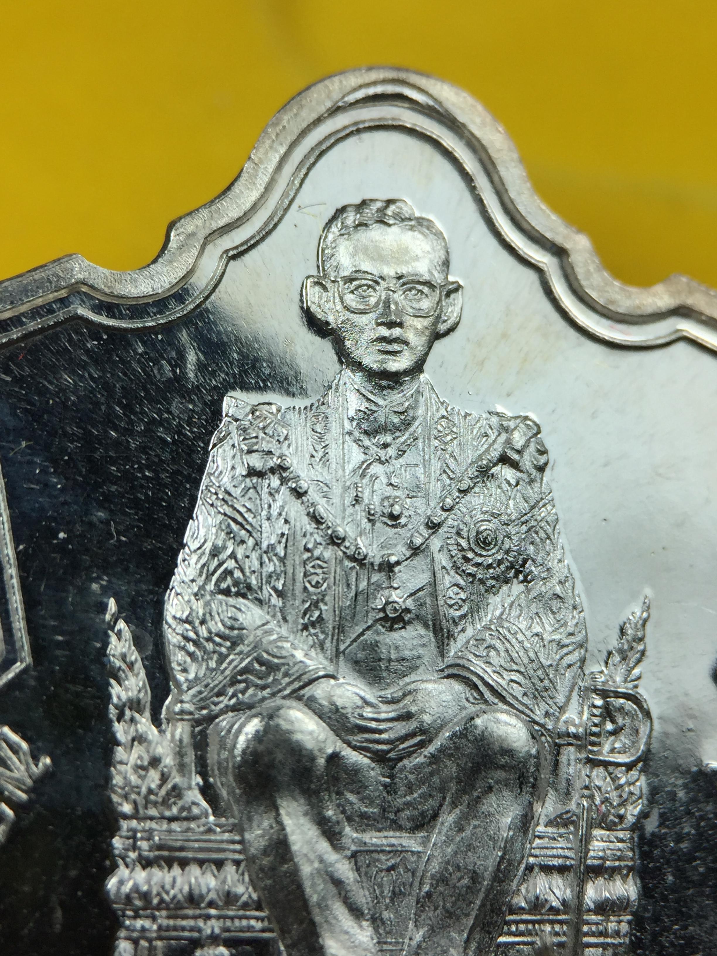 เหรียญพระบาทสมเด็จพระเจ้าอยู่หัว รัชกาลที่9ประทับนั่งบัลลังก์ กระทรวงมหาดไทยจัดสร้าง ปี2539 เนื้อเงินกล่องบรรจุเดิมสภาพสวย เนื้อเงินผิวกระจก สวยเดิม แบบนิยม หายาก