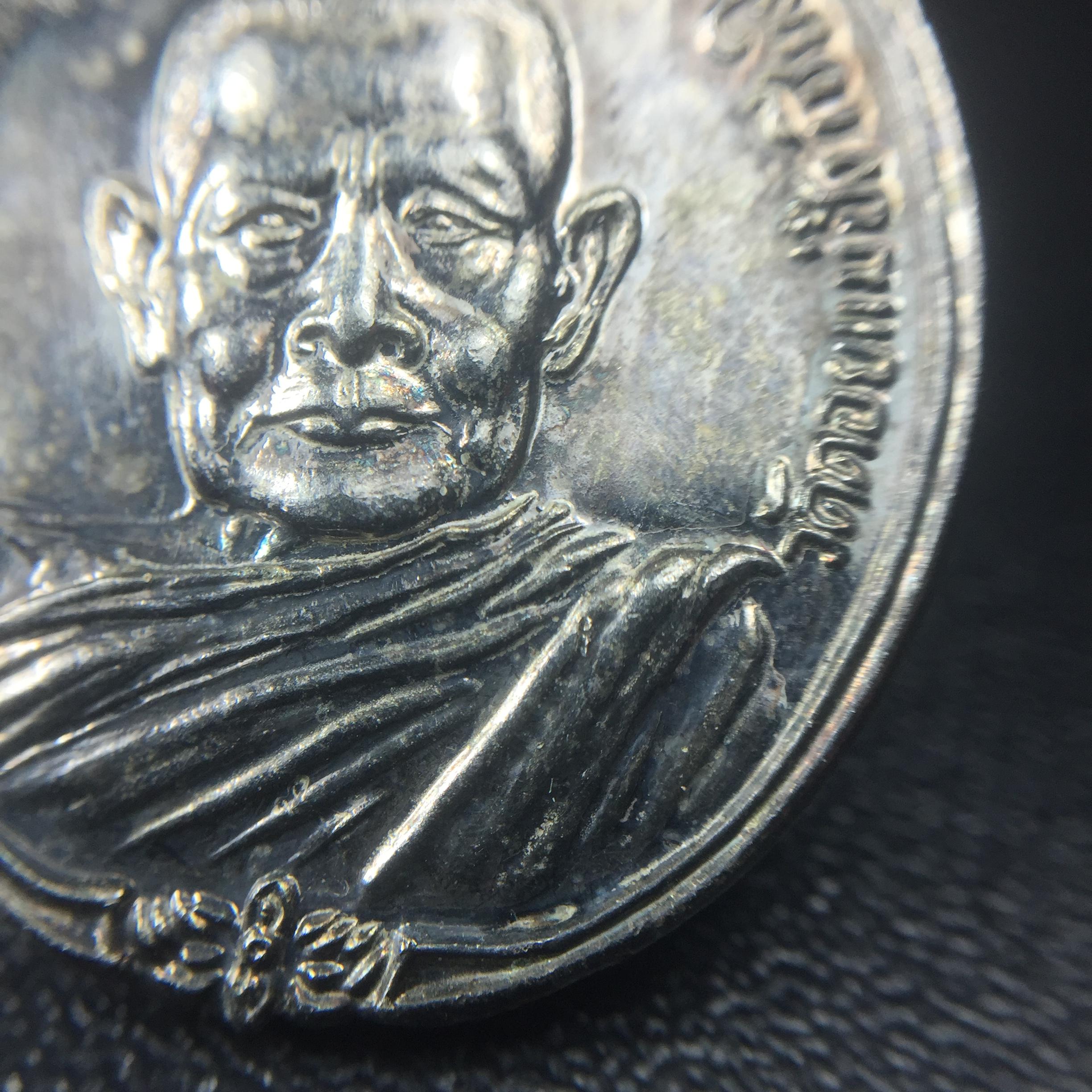 หลวงปู่แหวน วัดดอยแม่ปั๋ง รุ่นสร้างตึกโรงพยาบาล ปี 2521 หลัง ภปร.(ใหญ่) เนื้อกะไหล่เงิน(คัดสวยสภาพผิวเดิมสวยครบสมบูรณ์)