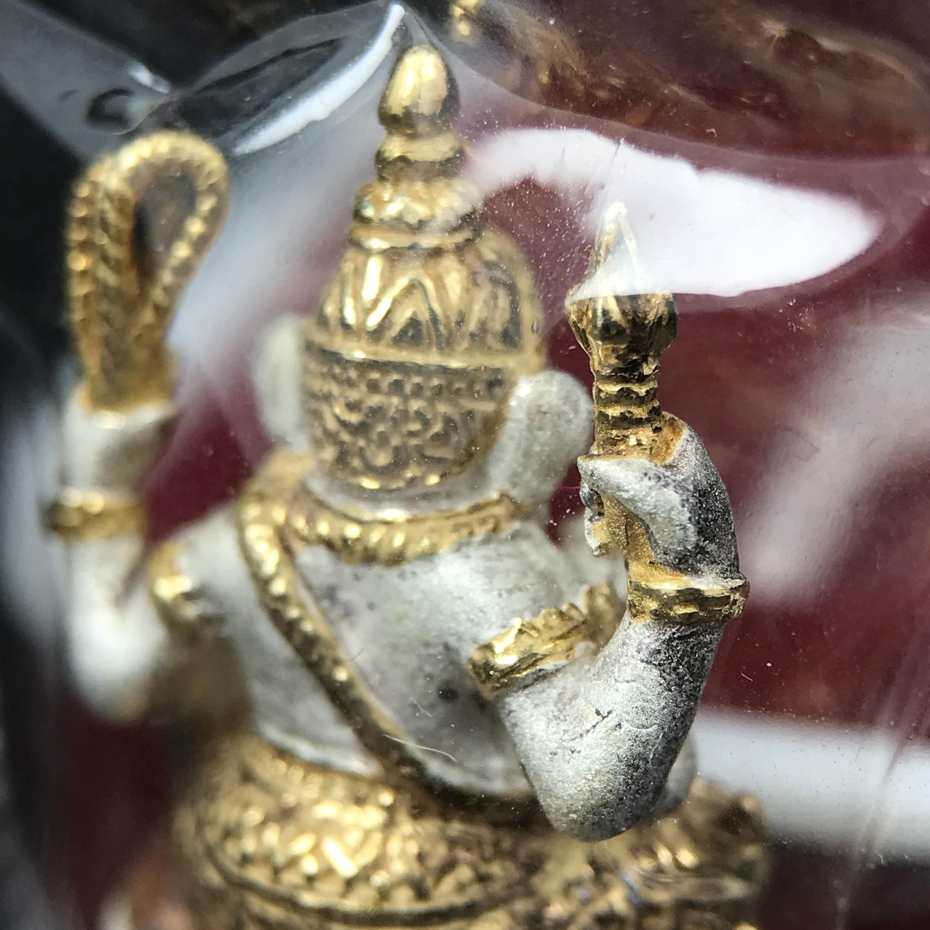 พระพิฆเนศวร รุ่น คชสารหมื่นปี รูปเหมือนพระพิฆเนศวรนั่งประทานพรฐานงาช้างแมมมอสขนาดห้อยคอ เนื้อเงินชุบสามกษัตริย์ขัดเงา พิมพ์เล็ก สูง 2.2 ซม. ฝังพลอยทับทิมแท้ พิธีมหาเทวาภิเษก ณ. เทวสถานโบสถ์พราหมณ์ (เสาชิงช้า) โดยเกจิคณาจารย์ทั่วประทศ ปี 2545(หมายเลข ๓๐)