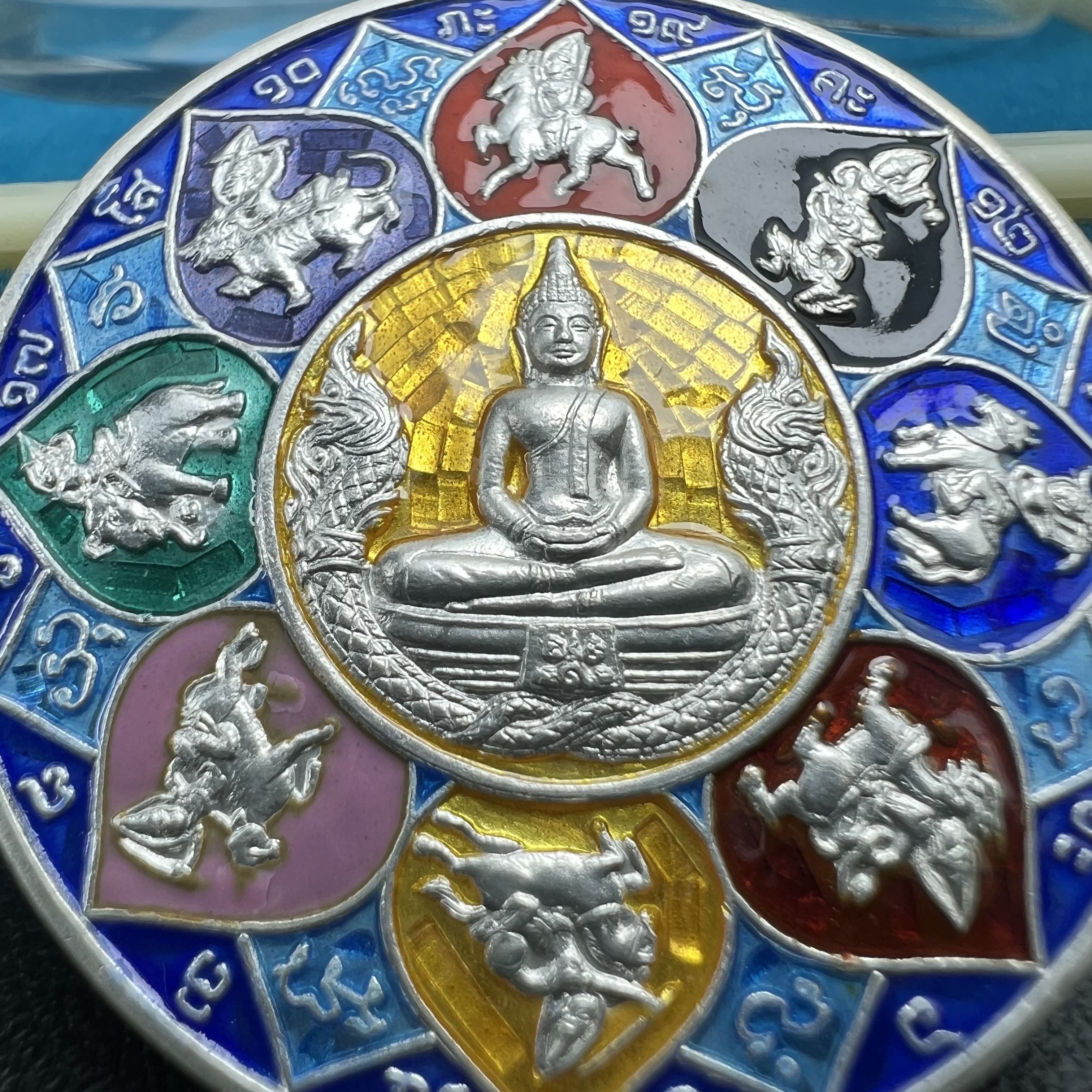 เหรียญหลวงพ่อโสธร รุ่นดวงชะตาคู่ชีวิต พิธีมหาจักรพรรดิตราธิราชครั้งยิ่งใหญ่ พิธีสวดนพเคราะห์เพื่อความเป็นสิริมงคล ปี 2547 ณ พระอุโบสถวัดโสธรวรารามวรวิหาร จ.ฉะเชิงเทรา เนื้อเงินลงยาราชาวดี ขนาด 3.2 ซม.พร้อมกล่องบรรจุเดิมสภาพสวยครบสมบูรณ์