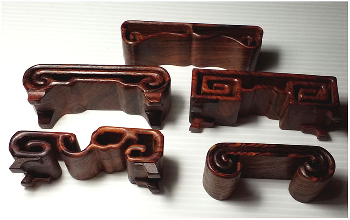 กี๋หรือฐานไม้ ขนาดเล็กๆ อันละ