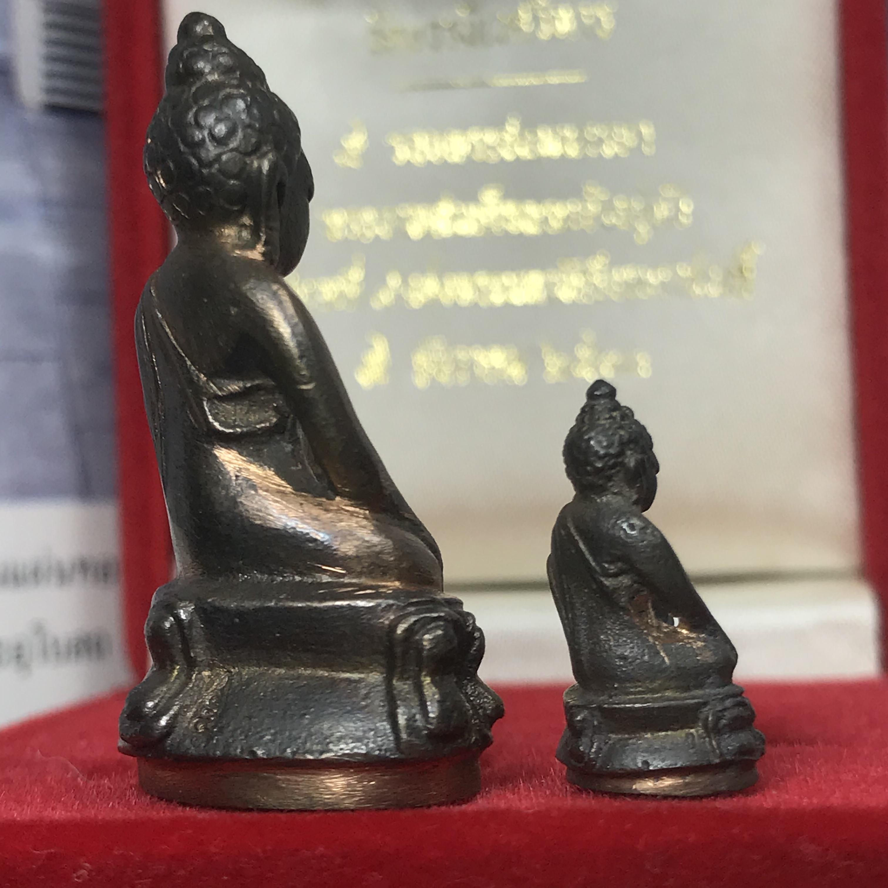 พระกริ่ง-พระชัยวัฒน์ ปวเรศ ปี2530 วัดบวรนิเวศราชวรวิหาร(ในหลวง ร.9 เสด็จเททอง)(บรรจุเส้นเกศาในหลวงรัชกาลที่9)พร้อมสูจิบัตรเดิมตอนจัดสร้าง(สภาพสวยครบสมบูรณ์) (องค์หน้าใหญ่)(องค์ทองทบ)แบบพิมพ์นิยมหายาก