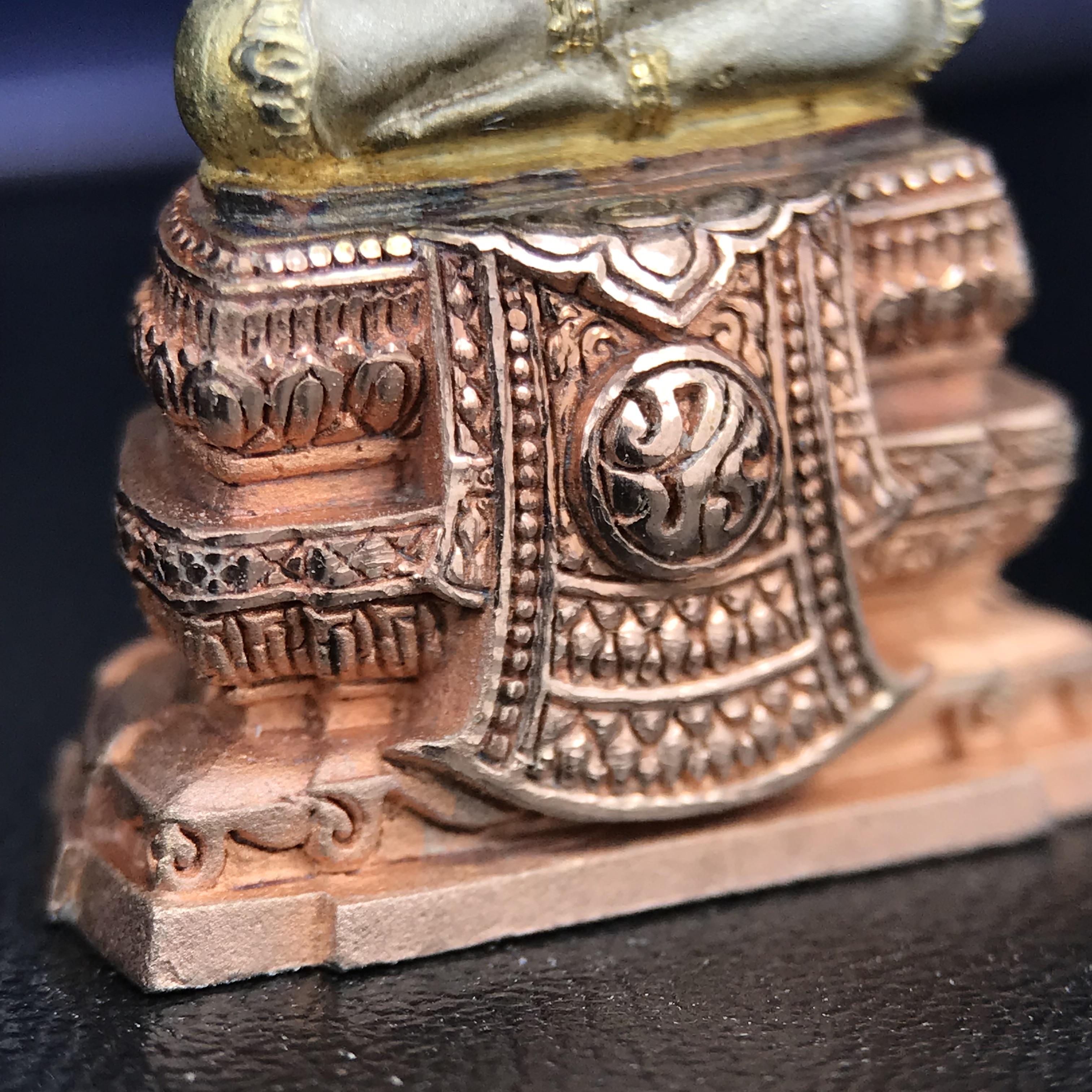 พระแก้วมรกต ภปร. ปี 2547 จัดสร้างโดยโรงพยาบาลภูมิพลอดุลยเดช เนื้อเงิน(3 กษัตริย์) ลอยองค์ หน้าตัก 1/2 นิ้ว สูง 3.7 ซม.พิธีมหามังคาภิเษก ณ พระอุโบสถวัดพระศรีรัตนศาสดาราม(วัดพระแก้ว) งดงามทรงคุณค่าอีกหนึ่งรุ่นยอดนิยม หายาก(องค์หมายเลข ๑๔๑๖)