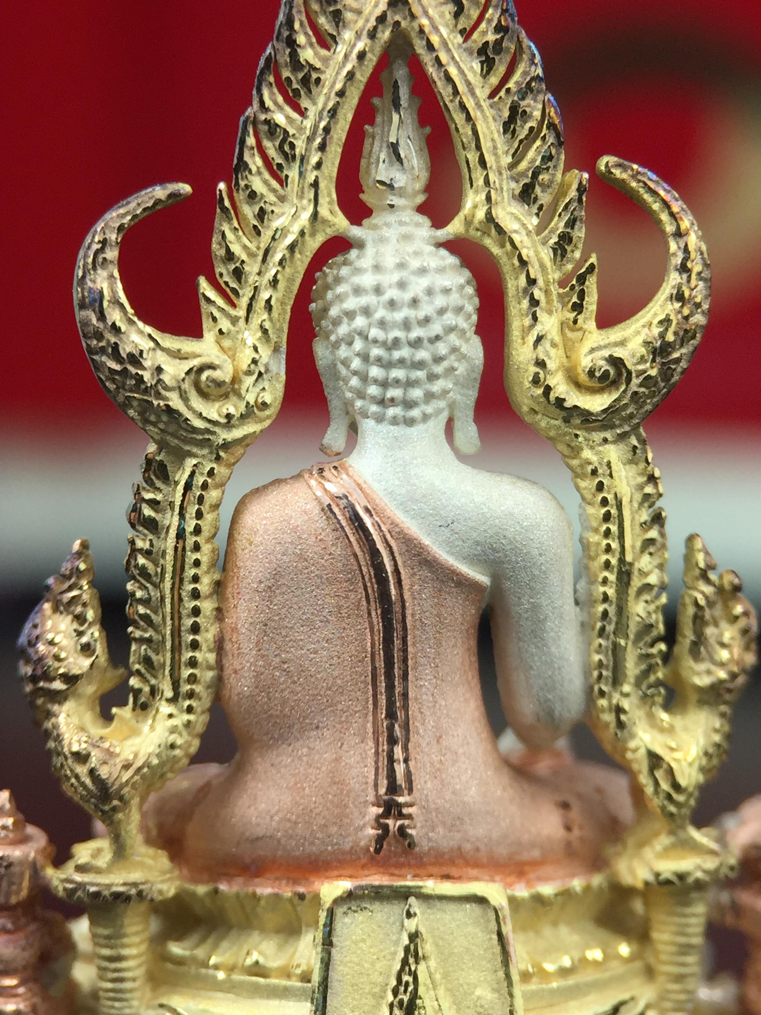 พระพุทธชินราช ภปร. ในวโรกาสพระราชพิธีมหามงคล เฉลิมพระชนมายุ6รอบ 5ธันวาคม2542 มูลนิธิพิทักษ์ดวงตาประชาชน จัดสร้าง เนื้อเงินบริสุทธิ์ 99.9% แบบสามกษัตริย์ขัดเงาบางส่วน พิมพ์ใหญ่ ขนาดสูง 3.4 ซม. พร้อมกล่องบรรจุเดิม