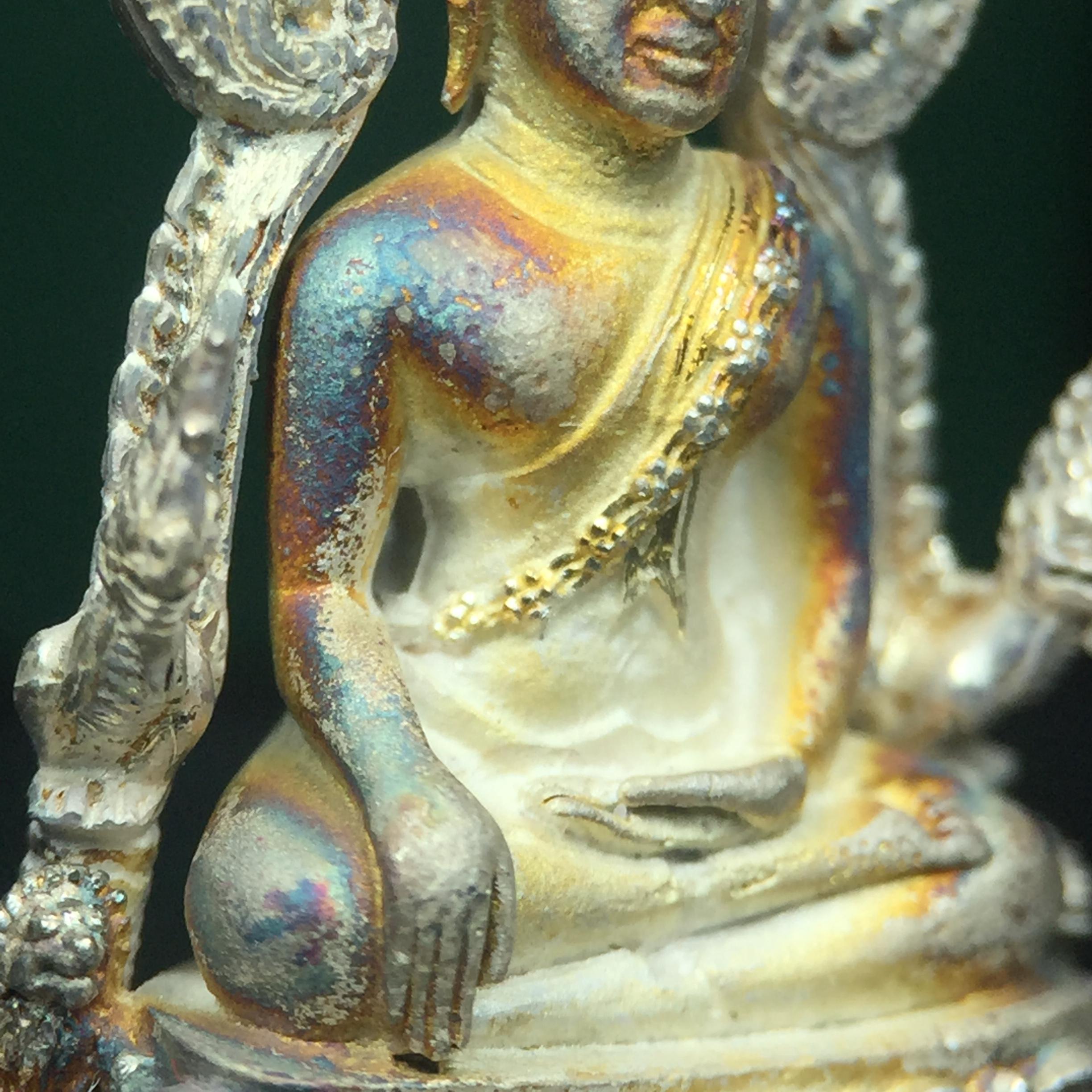 พระพุทธชินราช รุ่นมหาลาภ พิธีพุทธาภิเษกวัดพระศรีรัตนมหาธาตุวรมหาวิหาร จ.พิษณุโลก ปี 2540 เนื้อเงินบริสุทธิ์ 99.9% (นวลเงา)(สภาพผิวเดิมขึ้นสีรุ้ง สวยมากๆเสน่ห์พระเนื้อเงิน สีสันที่ธรรมชาติสรรค์สร้าง) พร้อมกล่องบรรจุเดิม (องค์หมายเลข 11411)(เลขกระจก)นิยม