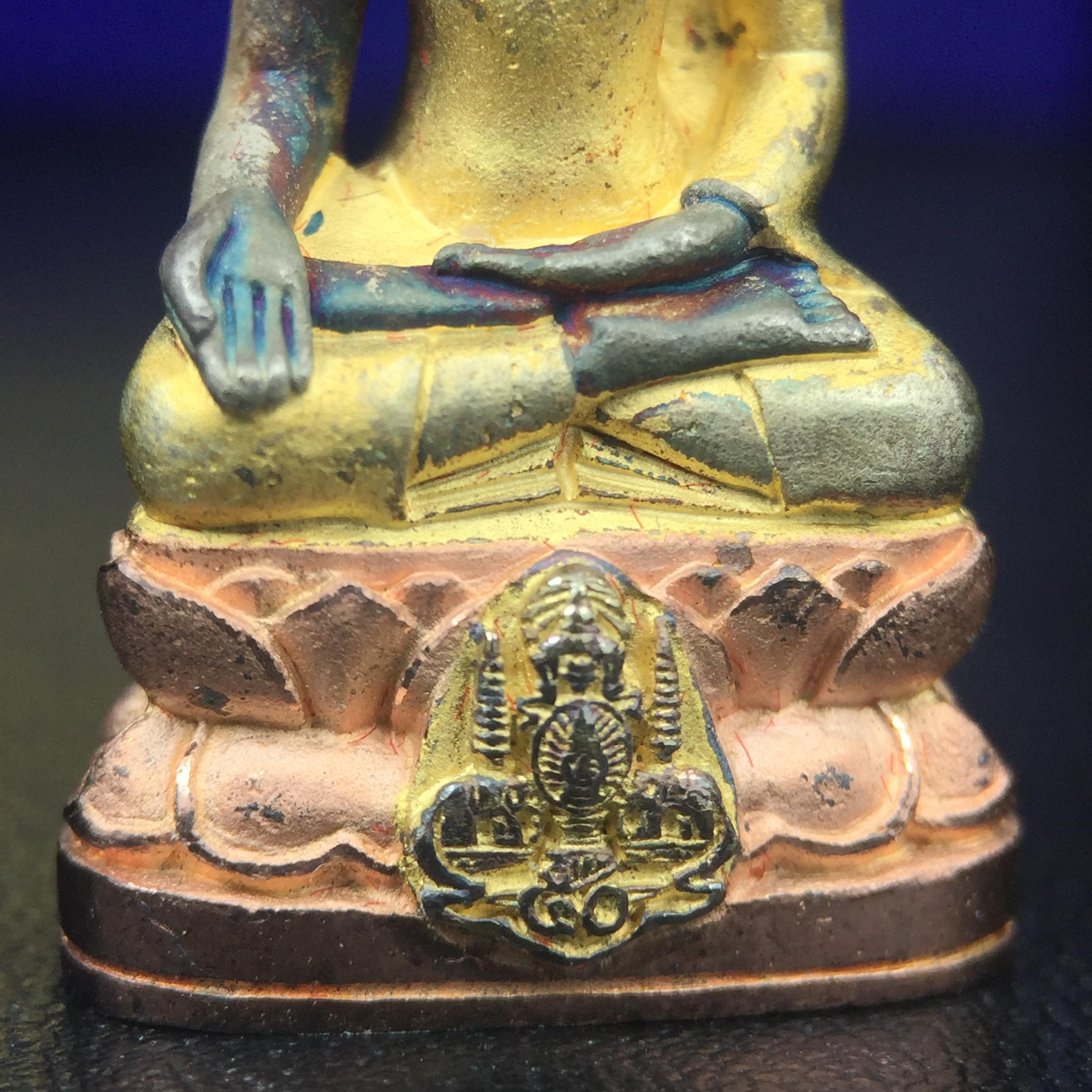 พระกริ่งไพรีพินาศ ครองสิริราชสมบัติครบ 50 ปี พ.ศ.2540 เนื้อเงินสามกษัตริย์ ผิวเดิมๆขึ้นสีรุ้งธรรมชาติแบบนิยม(สเน่ห์พระเนื้อเงินสีสันที่ธรรมชาติสรรค์สร้าง)พร้อมกล่องบรรจุเดิมครบ(เข้มขลังทรงอานุภาพยิ่งใหญ่ กำราบศัตรูพ่ายสิ้น พระไพรีพินาศ)(หายาก)1ใน539 องค์