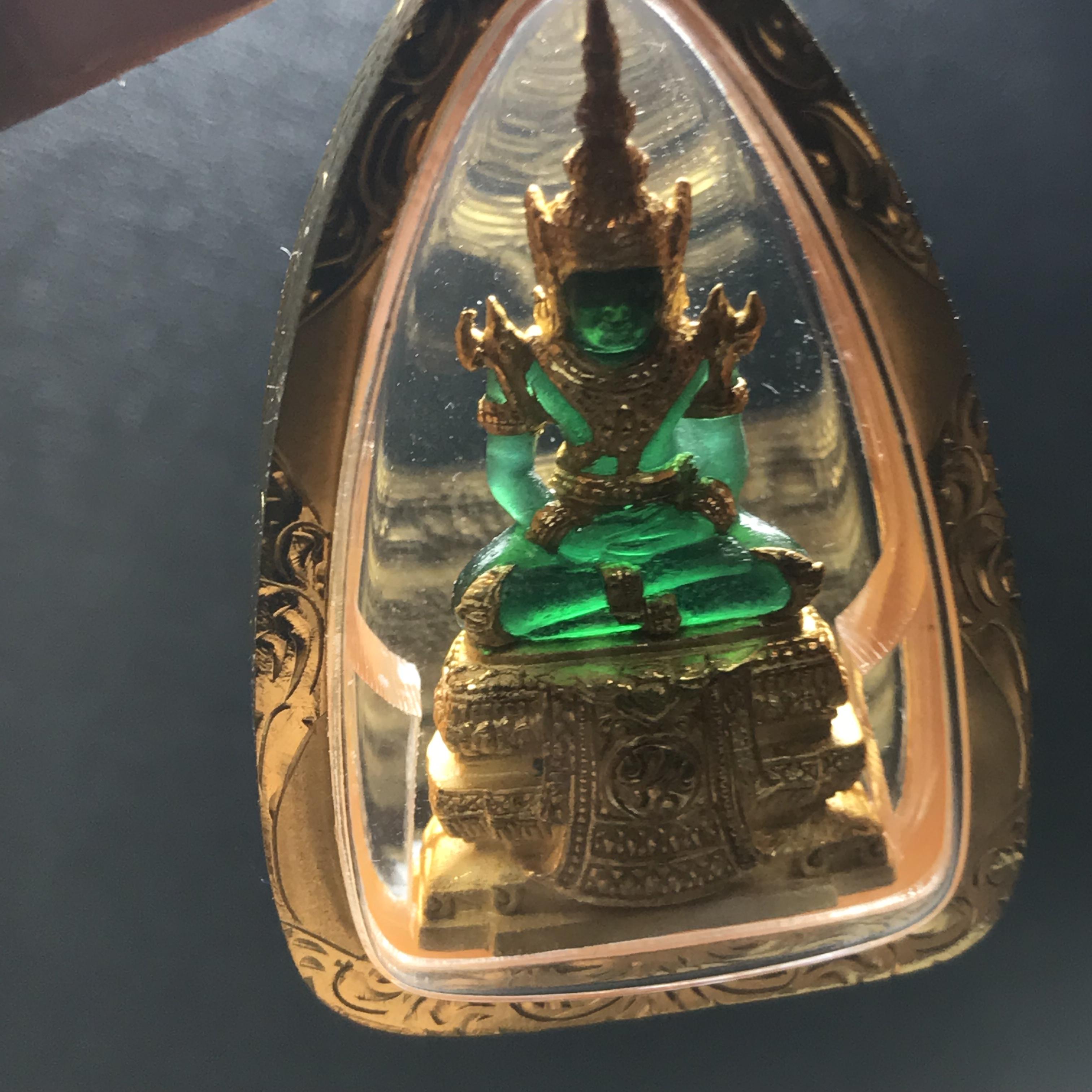 พระแก้วมรกต ภปร. ปี2547 จัดสร้างโดย รพ.ภูมิพลฯ เนื้อเรซิ่นหุ้มทองคำพิมพ์ลอยองค์ หน้าตัก 1/2 นิ้ว เลี่ยมกรอบทองคำแท้พร้อมใช้