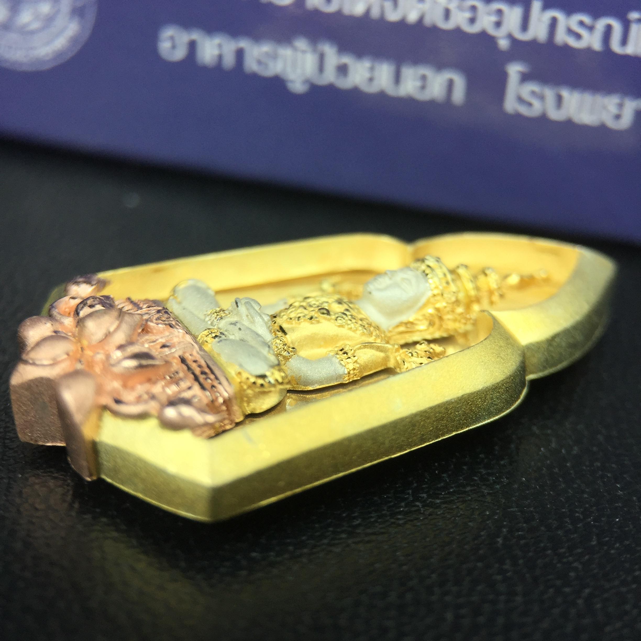 พระแก้วมรกต ภปร. ปี2547 จัดสร้างโดย รพ.ภูมิพลฯ เนื้อเงิน (3 กษัตริย์)เหรียญทรงซุ้ม ขนาด 20*33 มม.งดงามทรงคุณค่าอีกหนึ่งรุ่นยอดนิยม หายาก