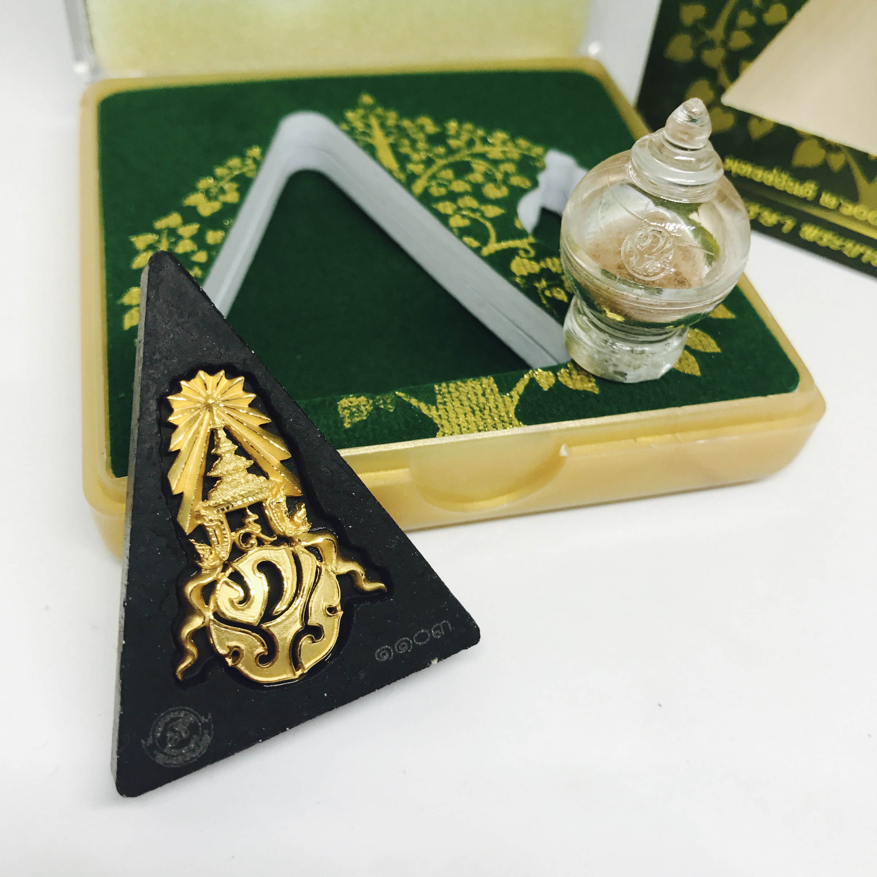 พระพุทธชินราช(จำลอง)ภ.ป.ร. 84พรรษาเนื้อผงปิดทองด้านหน้า หลัง ภ.ป.ร. ทองคำ