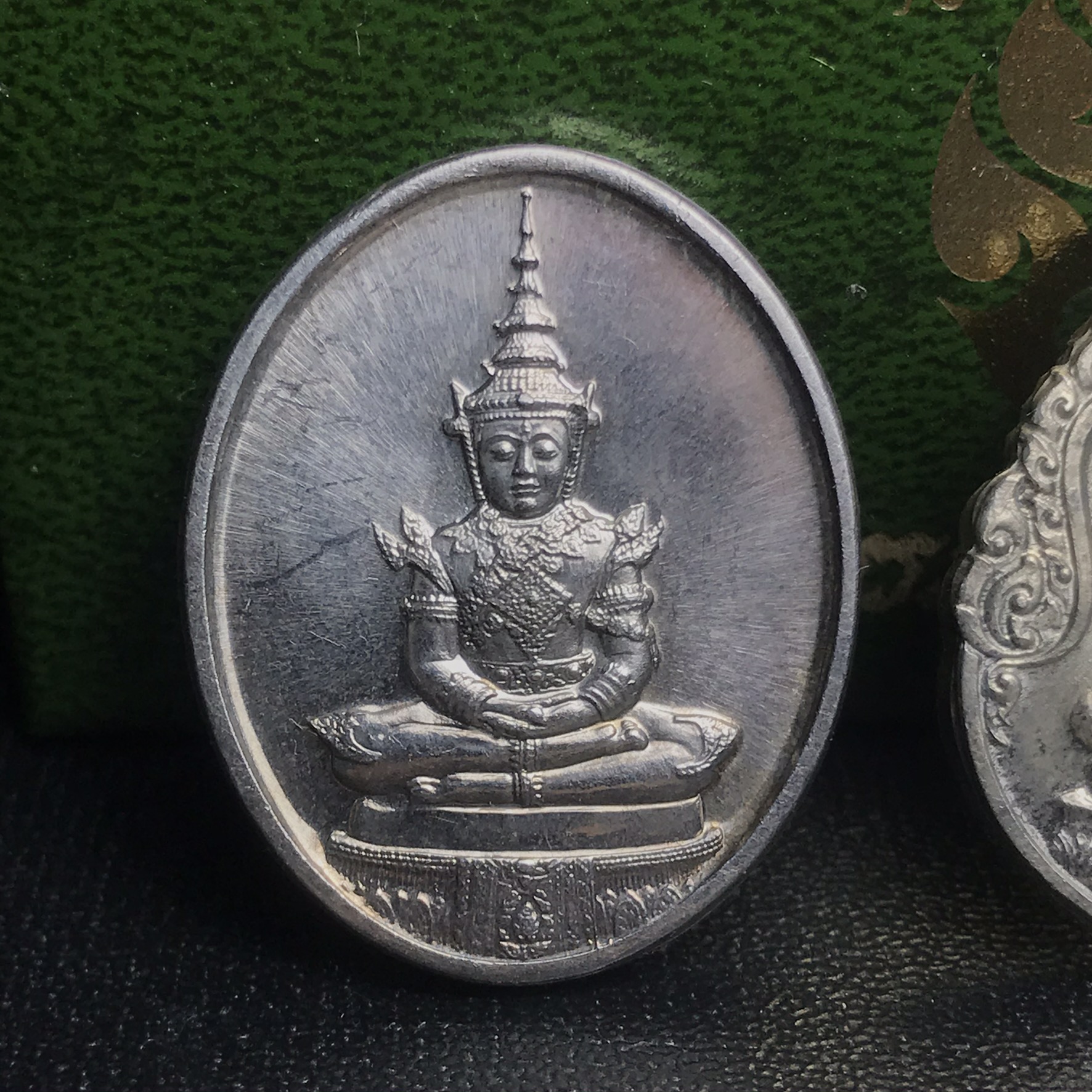 เหรียญพระแก้วมรกตหลัง ภปร ฉลองกรุงรัตนโกสินทร์ครบ 200 ปี พ.ศ.2525 เนื้อเงินกล่องบรรจุเดิมครบ3พิมพ์(บล็อกพระราชศรัธา)(ในหลวงรัชกาลที่9 เสด็จในพิธี)