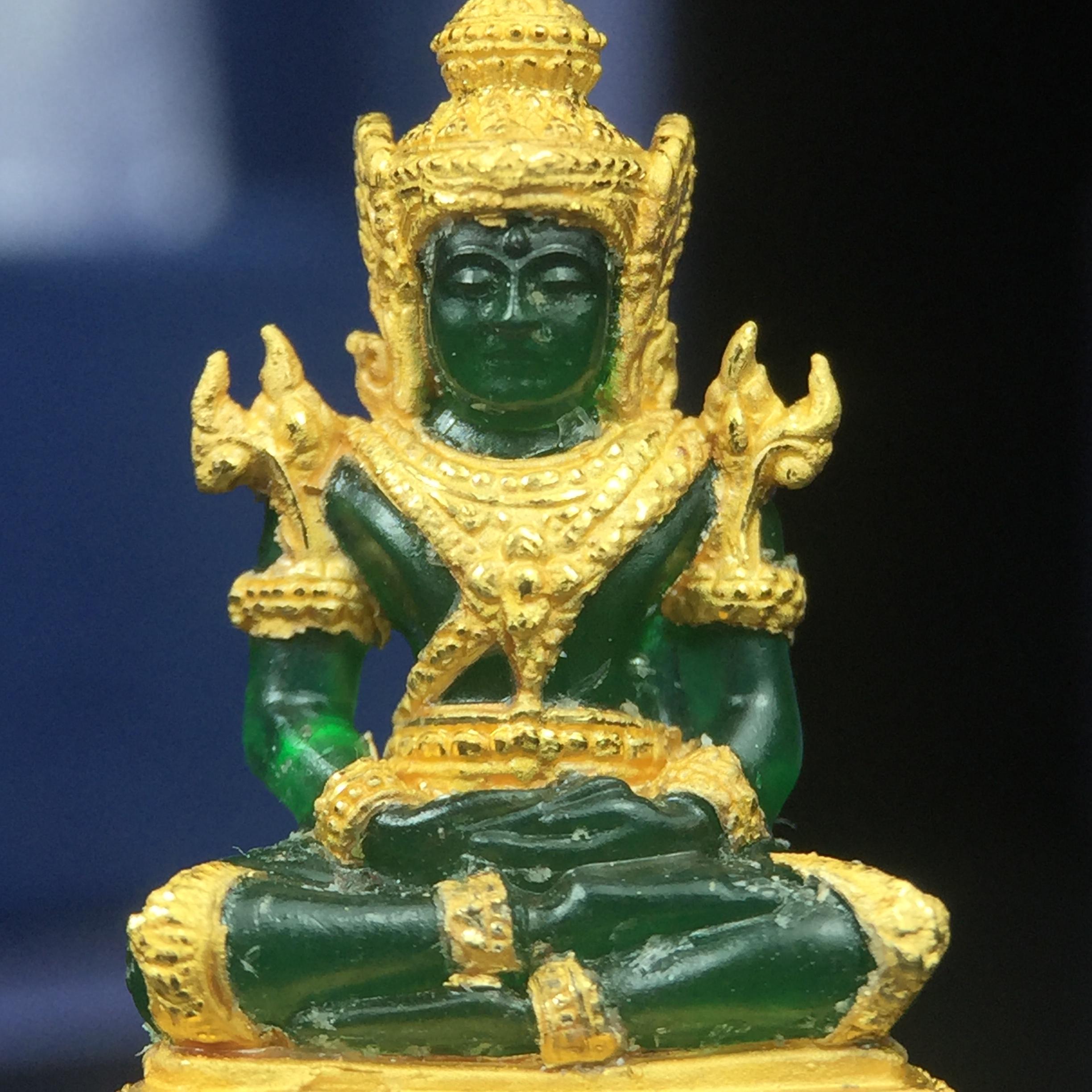 พระแก้วมรกต ภปร. จัดสร้างโดย รพ.ภูมิพลฯ ปี2547 ลอยองค์ขนาดหน้าตัก 1/2 นิ้ว เนื้อเรซิ่นหุ้มทองคำ99.99 งดงามทรงคุณค่าอีกหนึ่งรุ่นยอดนิยม หายาก