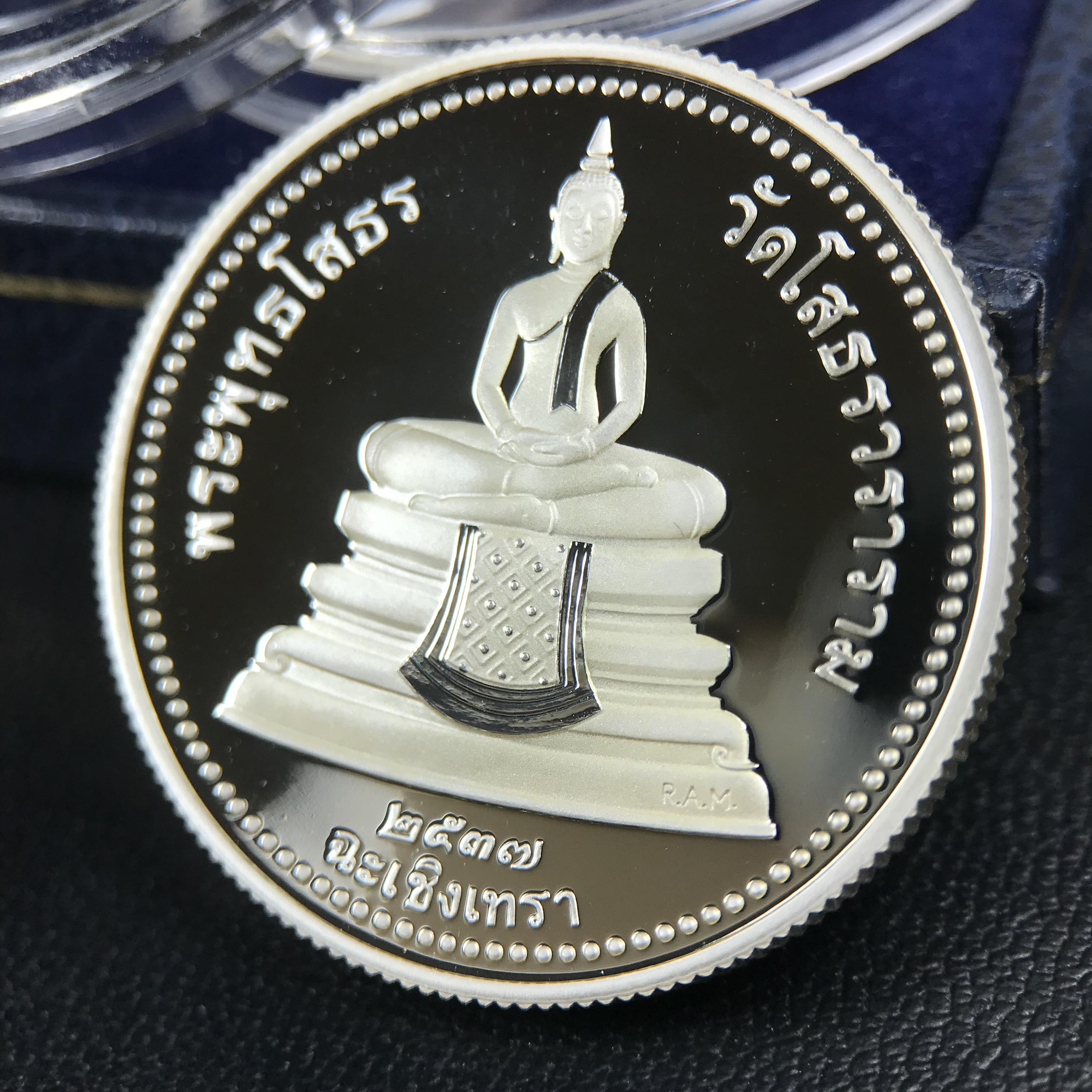 เหรียญพระพุทธโสธร 2 หน้า วัดโสธรวรารามวรวิหาร จ.ฉะเชิงเทรา ปี 2537เนื้อเงินขัดเงาสองหน้า ขนาด 2.8 ซ.ม. บล็อกนอก ผลิตที่โรงกษาปณ์ Royal Australian Mint ประเทศออสเตรเลีย พร้อมกล่องบรรจุเดิม สภาพสวย