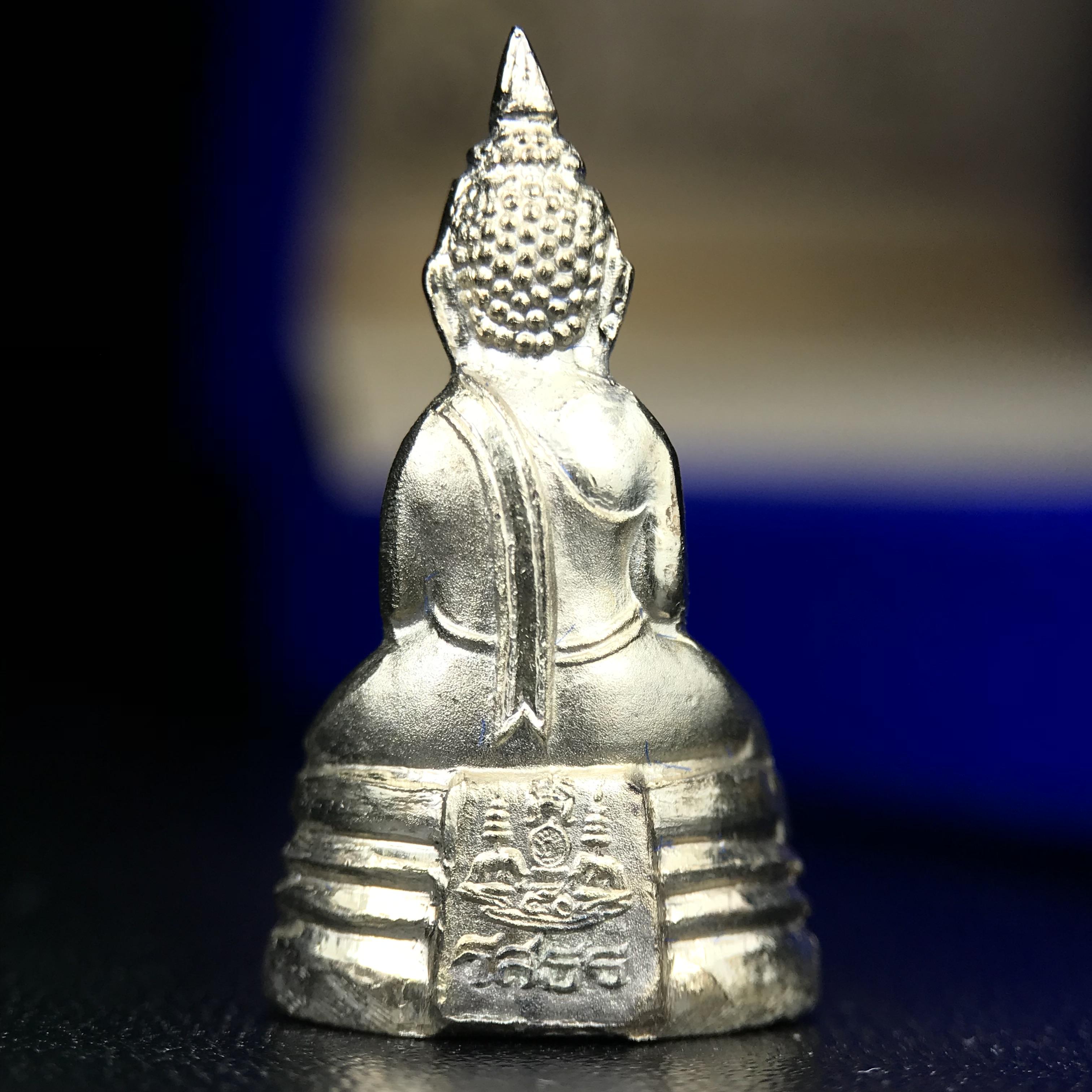 พระกริ่งหลวงพ่อโสธร ภปร. รุ่นกาญจนาภิเษก จัดสร้างในมงคลวโรกาสที่พระบาทสมเด็จพระเจ้าอยู่หัวรัชกาลที่9 เสด็จเถลิงถวัลย์สิริราชสมบัติ ครบ 50 ปี ในพุทธศักราช 2539 เนื้อเงิน(ผิวเดิมสวย)(พิธีใหญ่เข้มขลัง)1 ใน 9950 องค์