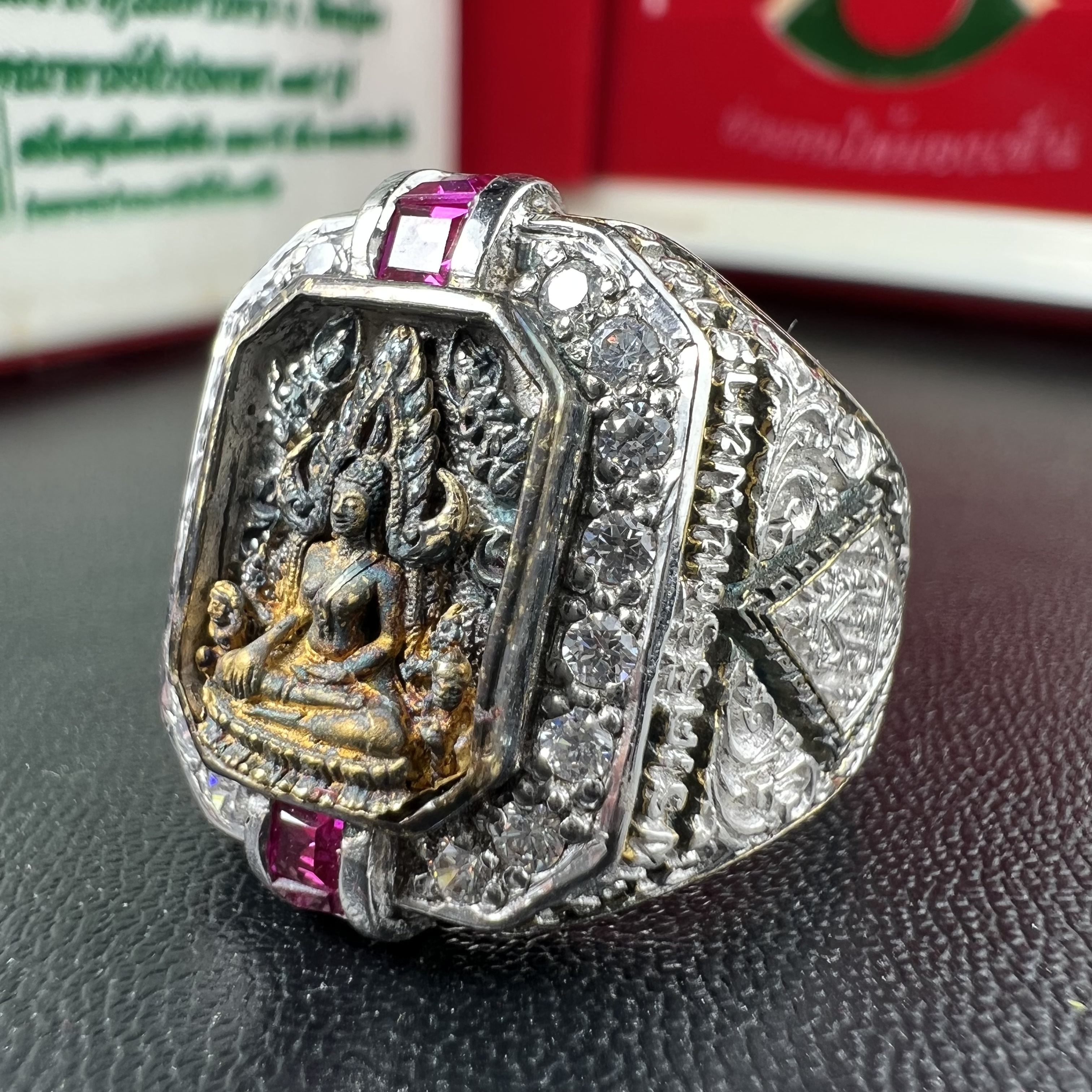 แหวนพระพุทธชินราช ภปร. ในวโรกาสเฉลิมพระชนมายุ6รอบ 5ธันวาคม2542 มูลนิธิพิทักษ์ดวงตาประชาชน จัดสร้าง แหวนเนื้อเงินเคลือบทองคำบริสุทธิ์ประดับเพชร CZ เกรดนอก ตอกโค๊ตและหมายเลข 504(ผลรวมได้ 9 เลขมหามงคลเจริญก้าวหน้าในทุกด้าน) พร้อมกล่องบรรจุเดิมครบ(หายาก)