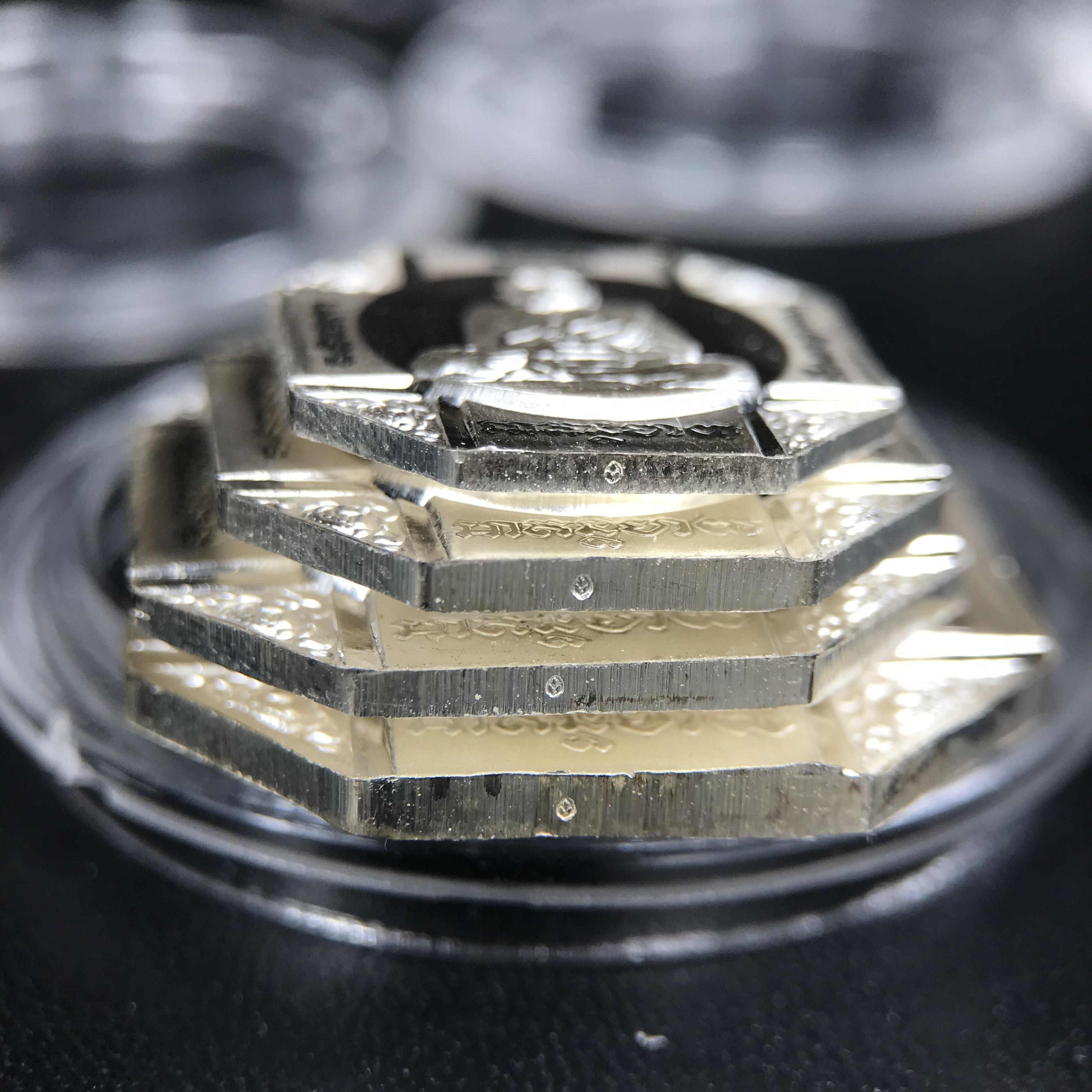 เหรียญหลวงพ่อทวด รุ่นสมเด็จเจ้าฟ้ามหาจักรี 48พรรษา โดยสภากาชาดไทย ปี2546 ชุดเหรียญเนื้อเงิน4ขนาด(ครบชุดพร้อมตลับบรรจุเดิม)พุทธาภิเษก ณ วัดช้างให้ จังหวัดปัตตานี