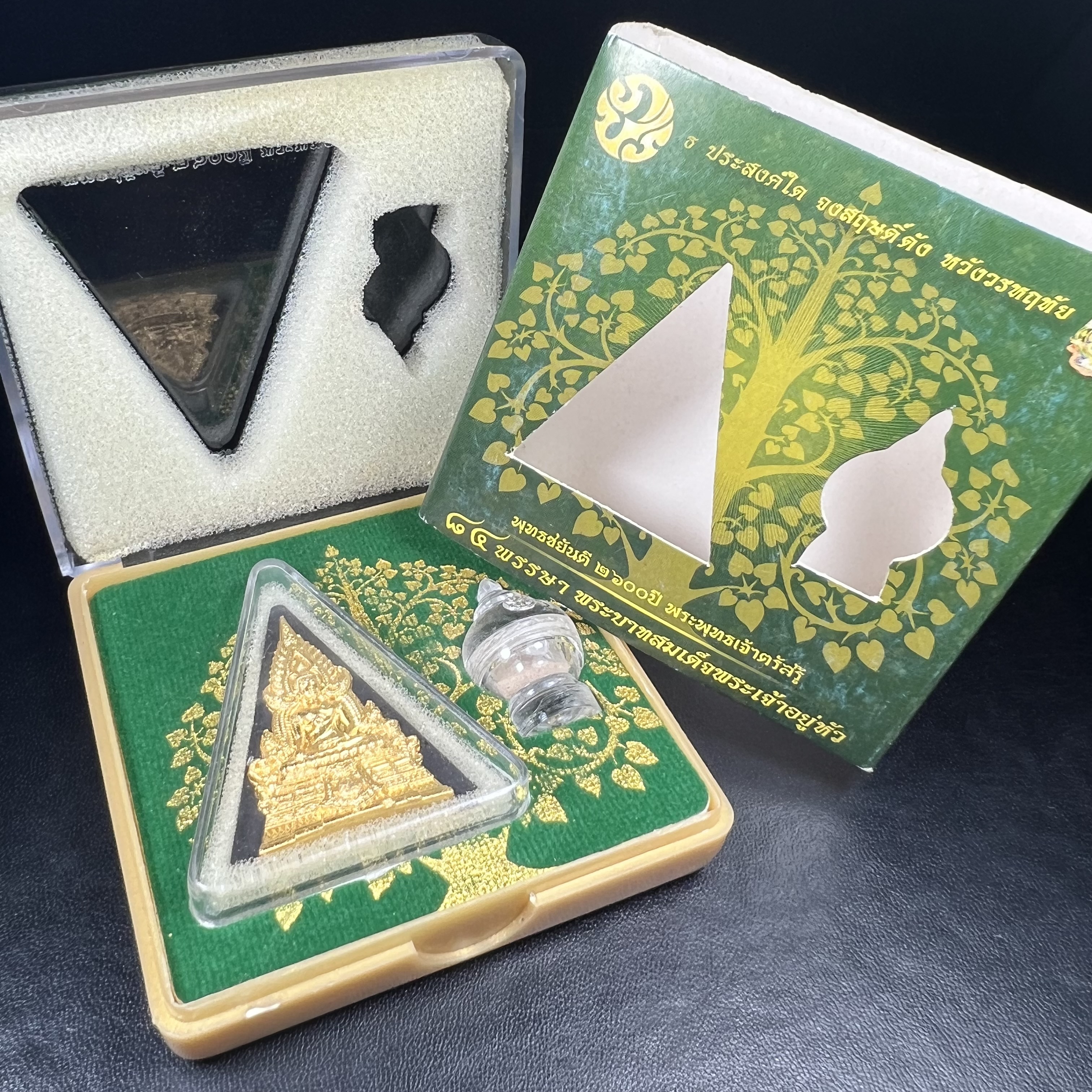 พระพุทธชินราช(จำลอง)ภปร. 84พรรษา เนื้อผงปิดทองด้านหน้า หลัง ภ.ป.ร. ยิงทอง(พระราชทานมวลสาร จิตรลดาและเส้นพระเจ้า ร.9(เส้นผม))ทรงคุณค่าอีกหนึ่งรุ่นยอดนิยม