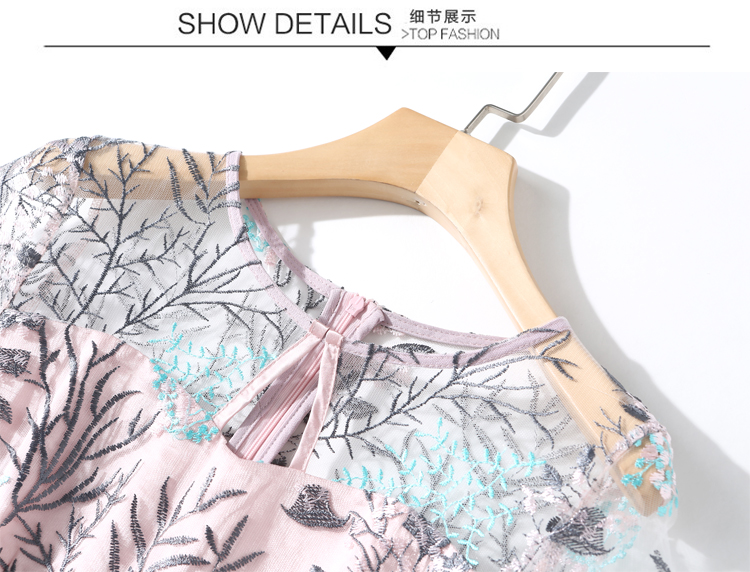 ชุดเดรสสั้นเสื้อผ้าโปร่งปักลายดอกไม้ ใบไม้สีชมพูผสมฟ้าอมเขียวและสีเงิน กระโปรงทรงเอจับจีบผ้าชีฟองสีชมพูกะปิ สวยหรู