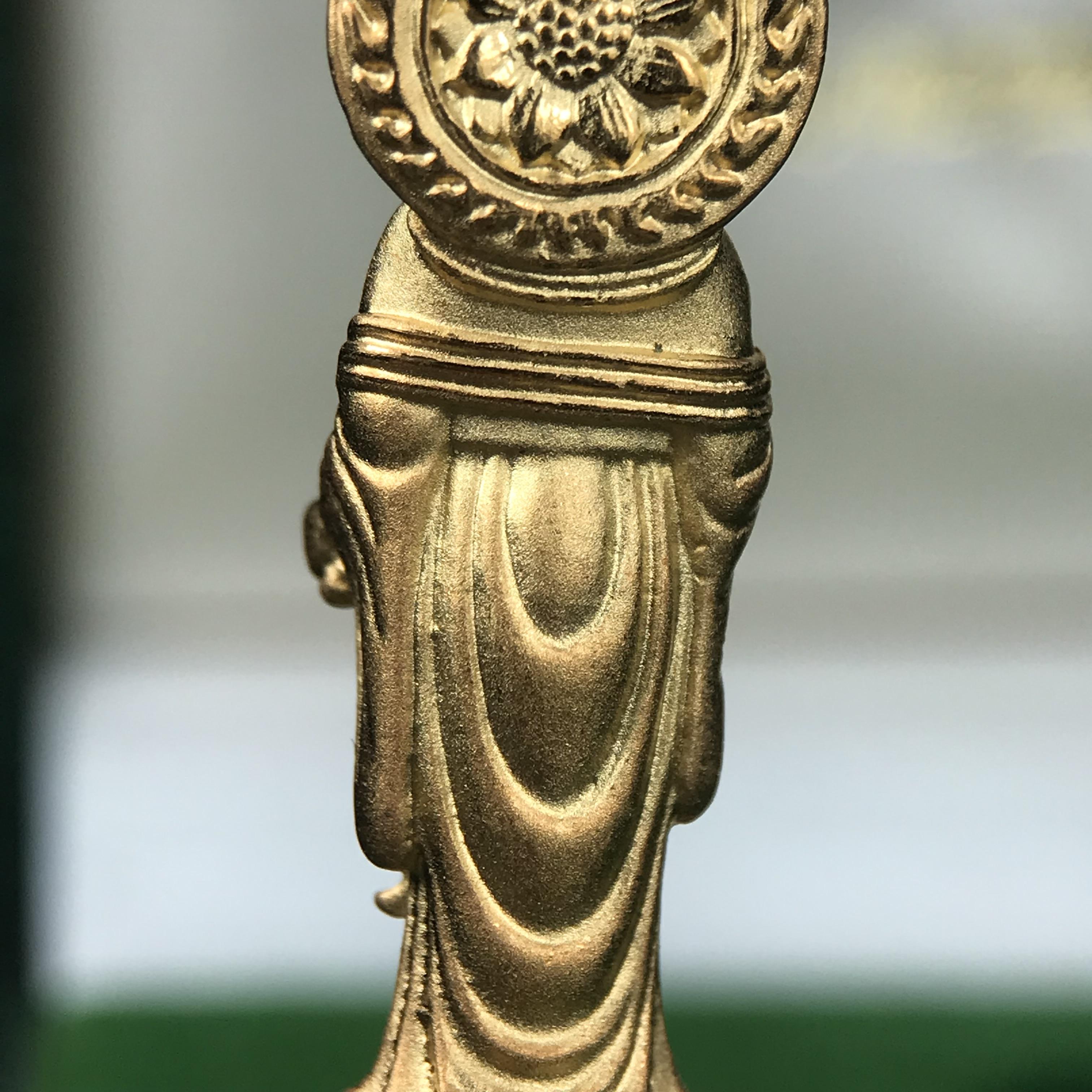 พระโพธิสัตว์อวโลกิเตศวร (เจ้าแม่กวนอิม) รุ่นฉลองปีกาญจนาภิเษก ปี 2540 เนื้อชุบทอง กะไหล่ทอง พ่น ทราย(สวยดุจทองคำ) เทศบาลนครหาดใหญ่จัดสร้างถวายเฉลิมพระเกียรติพระบาทสมเด็จพระเจ้าอยู่หัวทรงครองสิริราชสมบัติครบ 50 ปี(สภาพสวยเดิมพร้อมกล่องบรรจุเดิม)หายาก