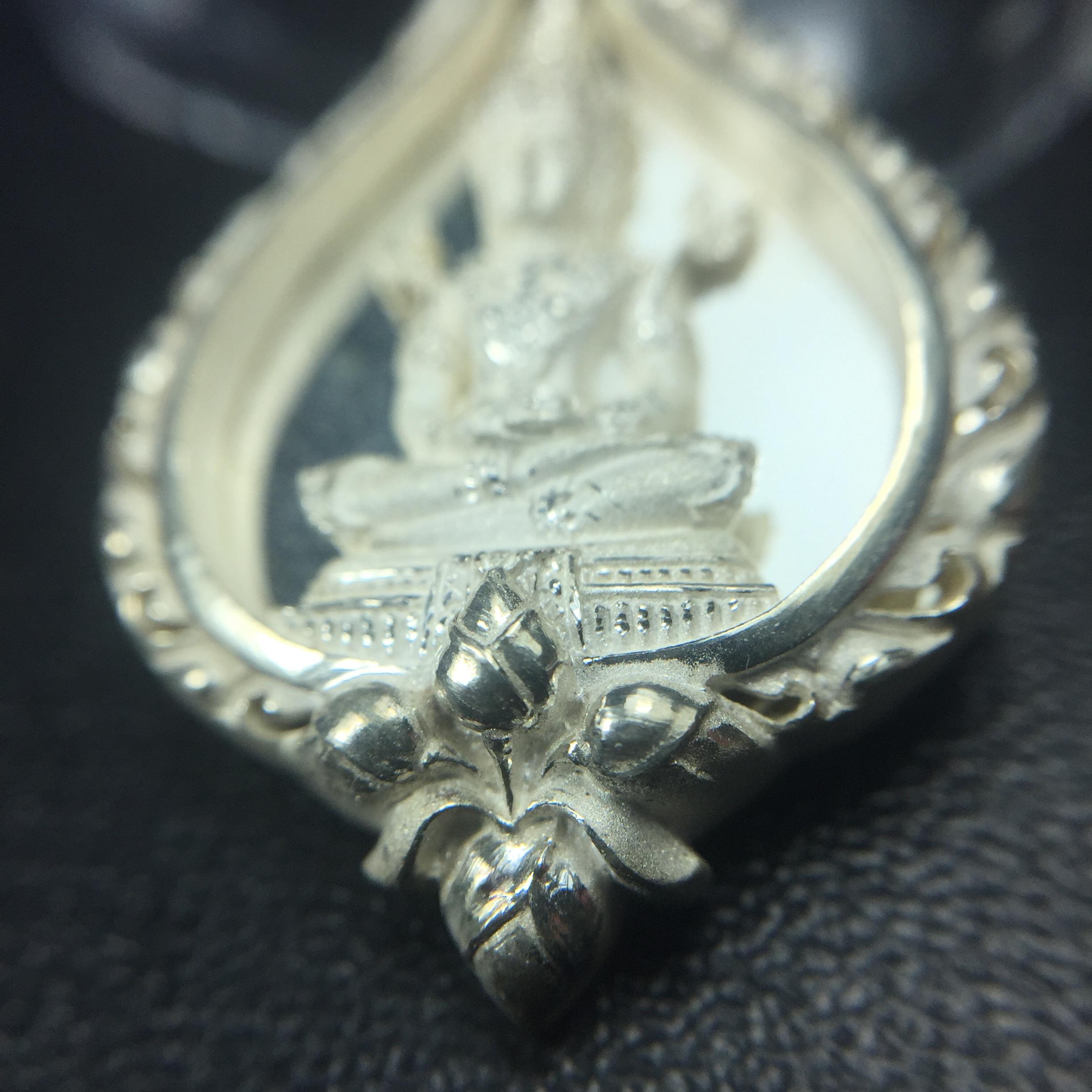 พระแก้วมรกต ภปร. ปี2547 จัดสร้างโดย รพ.ภูมิพลฯ เนื้อเงิน เหรียญทรงดอกบัว(1ใน3000องค์)