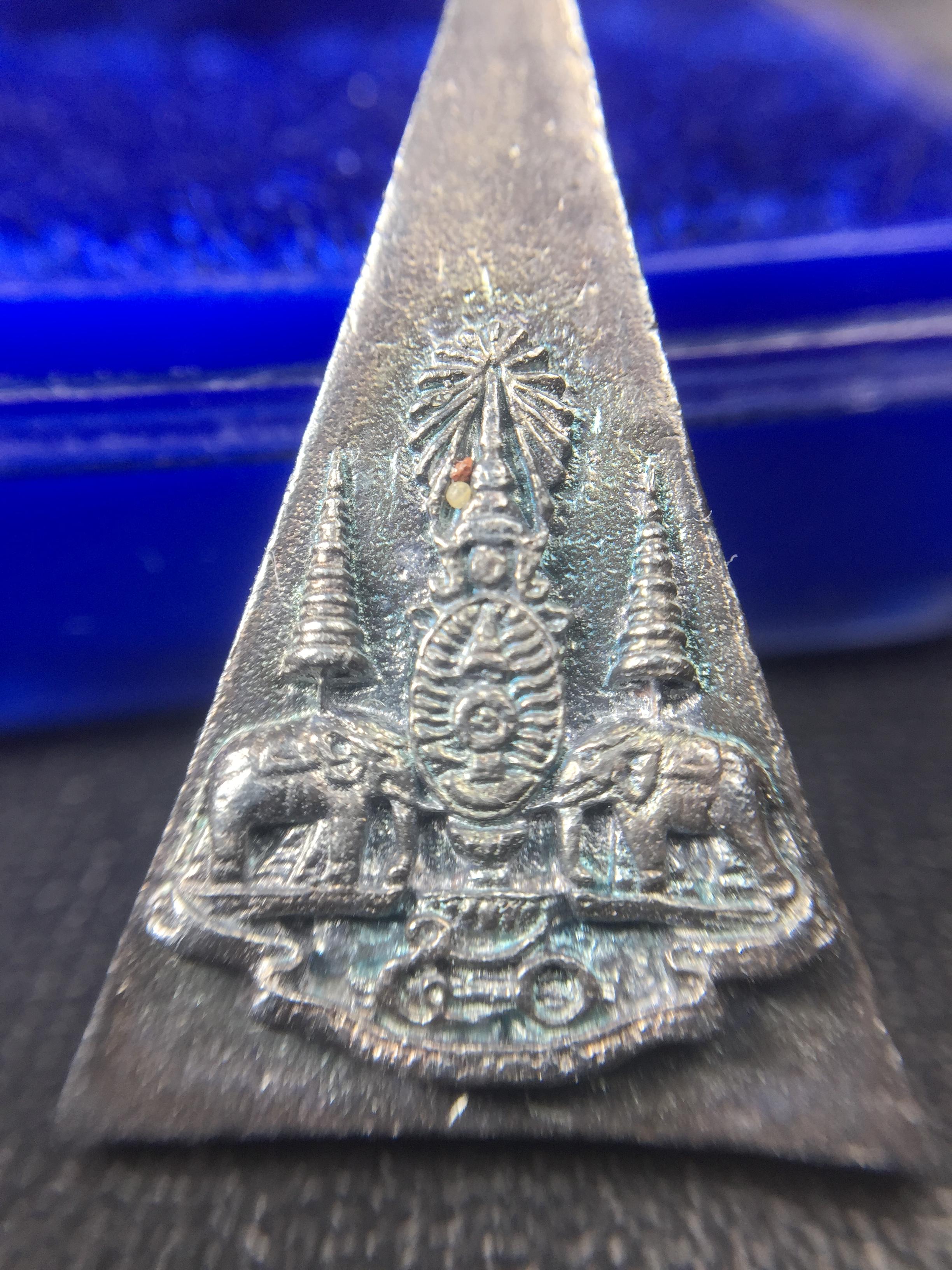 พระกำลังแผ่นดิน (สมเด็จจิตรลดา2) จัดสร้างเฉลิมพระเกียรติ ร.9 ครองราชย์ 50 ปี 2539 เนื้อเงิน+เนื้อนวโลหะ(สร้างน้อยหายาก)พร้อมกล่องบรรจุเดิม(1ใน2539องค์)