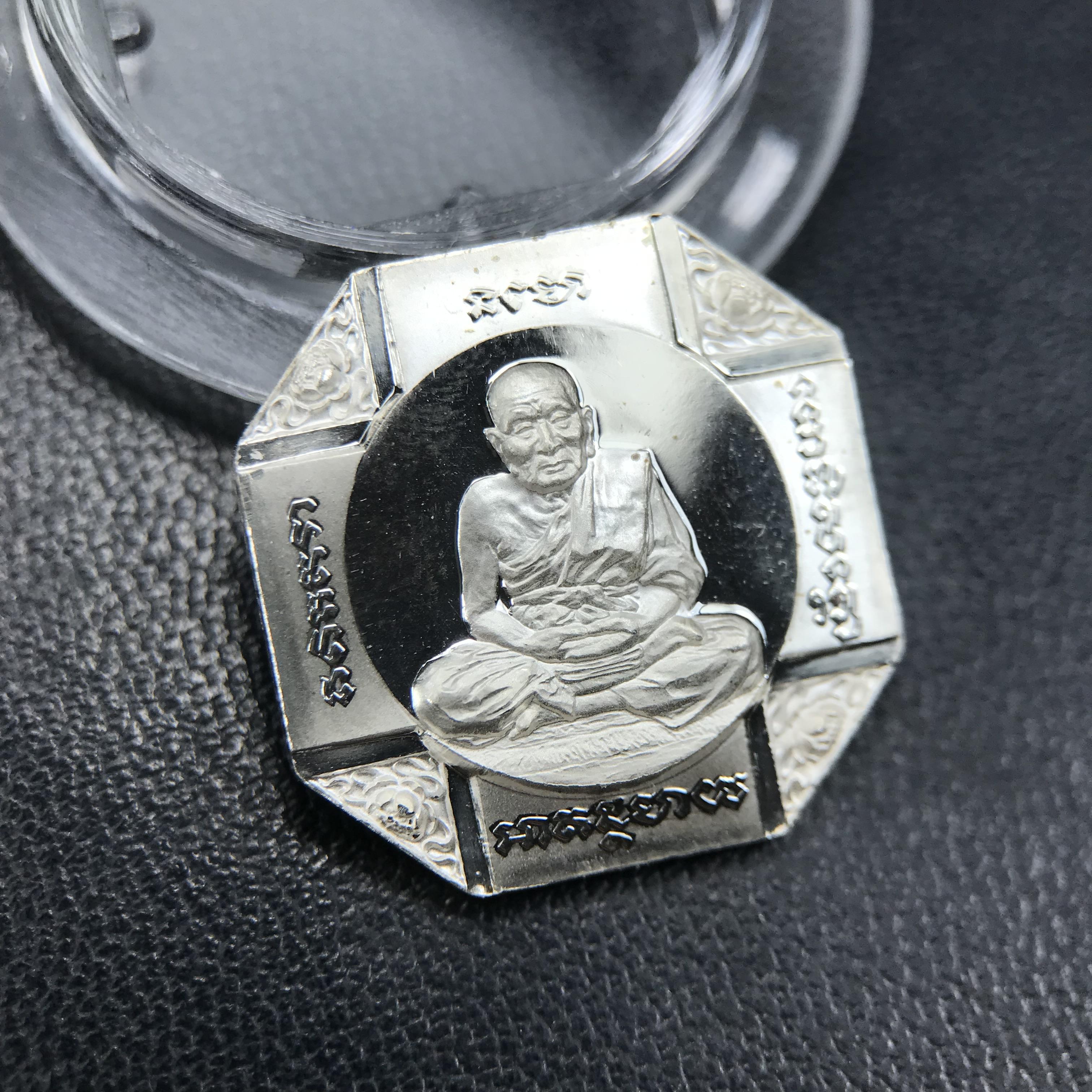 เหรียญหลวงพ่อทวด รุ่นสมเด็จเจ้าฟ้ามหาจักรี 48พรรษา โดยสภากาชาดไทย ปี2546 ชุดเหรียญเนื้อเงิน4ขนาด(ครบชุดพร้อมตลับบรรจุเดิม)พุทธาภิเษก ณ วัดช้างให้ จังหวัดปัตตานี