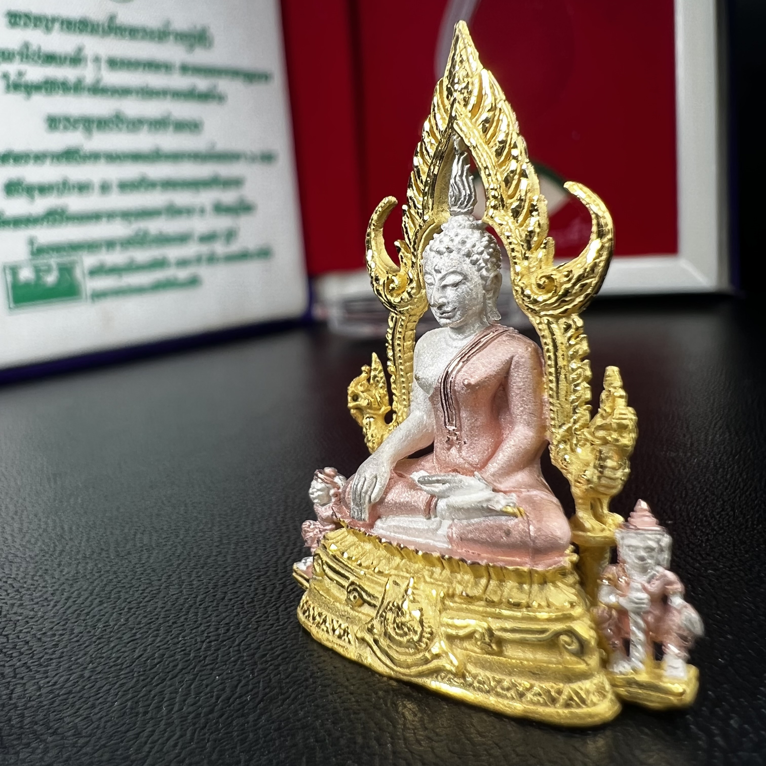 พระพุทธชินราช ภปร. ในวโรกาสพระราชพิธีมหามงคล เฉลิมพระชนมายุ6รอบ 5ธันวาคม2542 มูลนิธิพิทักษ์ดวงตาประชาชน จัดสร้าง เนื้อเงินแบบสามกษัตริย์ขัดเงาบางส่วน พิมพ์ใหญ่ ขนาดสูง 3.4 ซม. พร้อมกล่องบรรจุเดิม