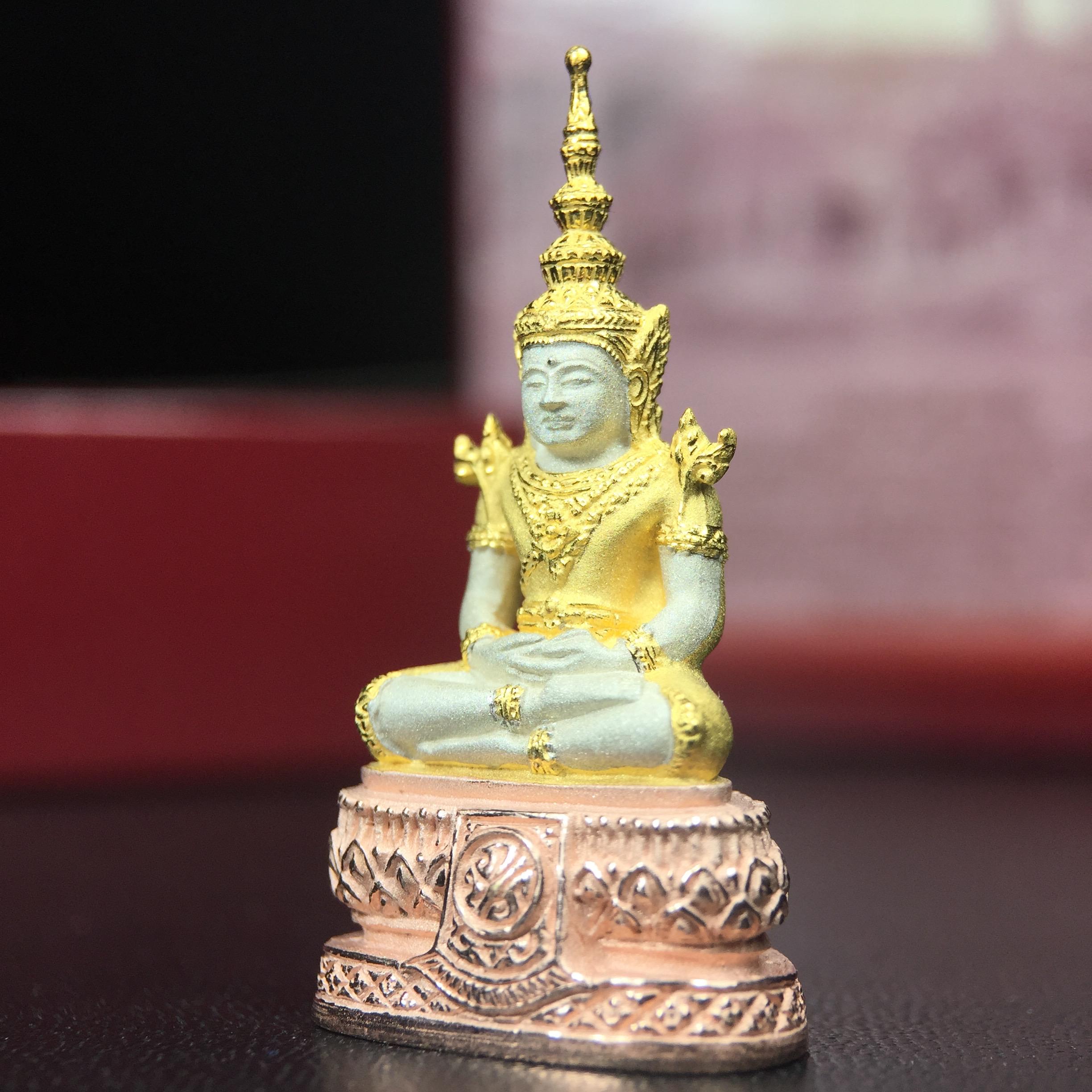 พระแก้วมรกต ภปร.(รุ่นแรก) ปี2545 รุ่นฉลองกรุงรัตนโกสินทร์ครบ 220 ปี พิมพ์ลอยองค์ใหญ่ เนื้อเงินบริสุทธิ์ 92.5% (สามกษัตริย์) ขนาด 19*35 มม. พร้อมกล่องบรรจุเดิม สวยครบสมบูรณ์