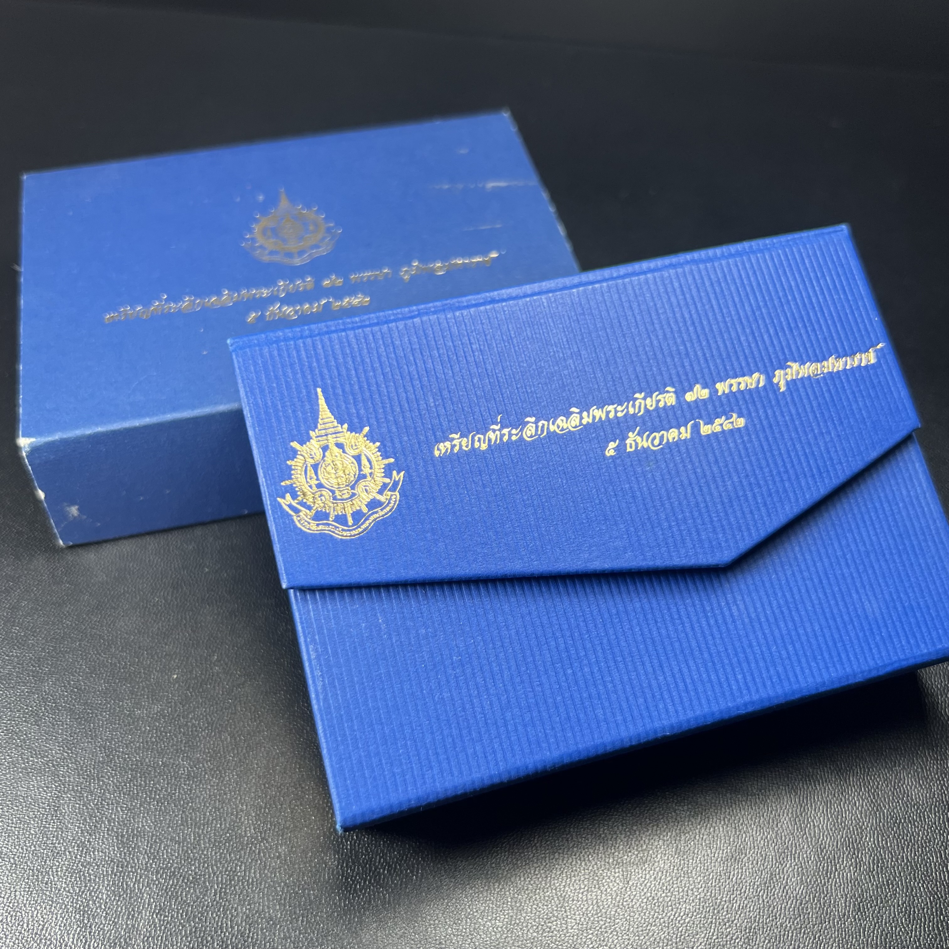 เหรียญ ร.9 เฉลิมพระเกียรติ 72 พรรษา 3 มิติโฮโลแกรม(รุ่นแรก) เนื้อทองแดงขัดเงา(ผลิตจากโรงงานกษาปณ์ฮูกานินทร์ ประเทศสวิสเซอร์แลนด์)(สภาพสวยเดิมพร้อมกล่องบรรจุใบรับรองเดิม)