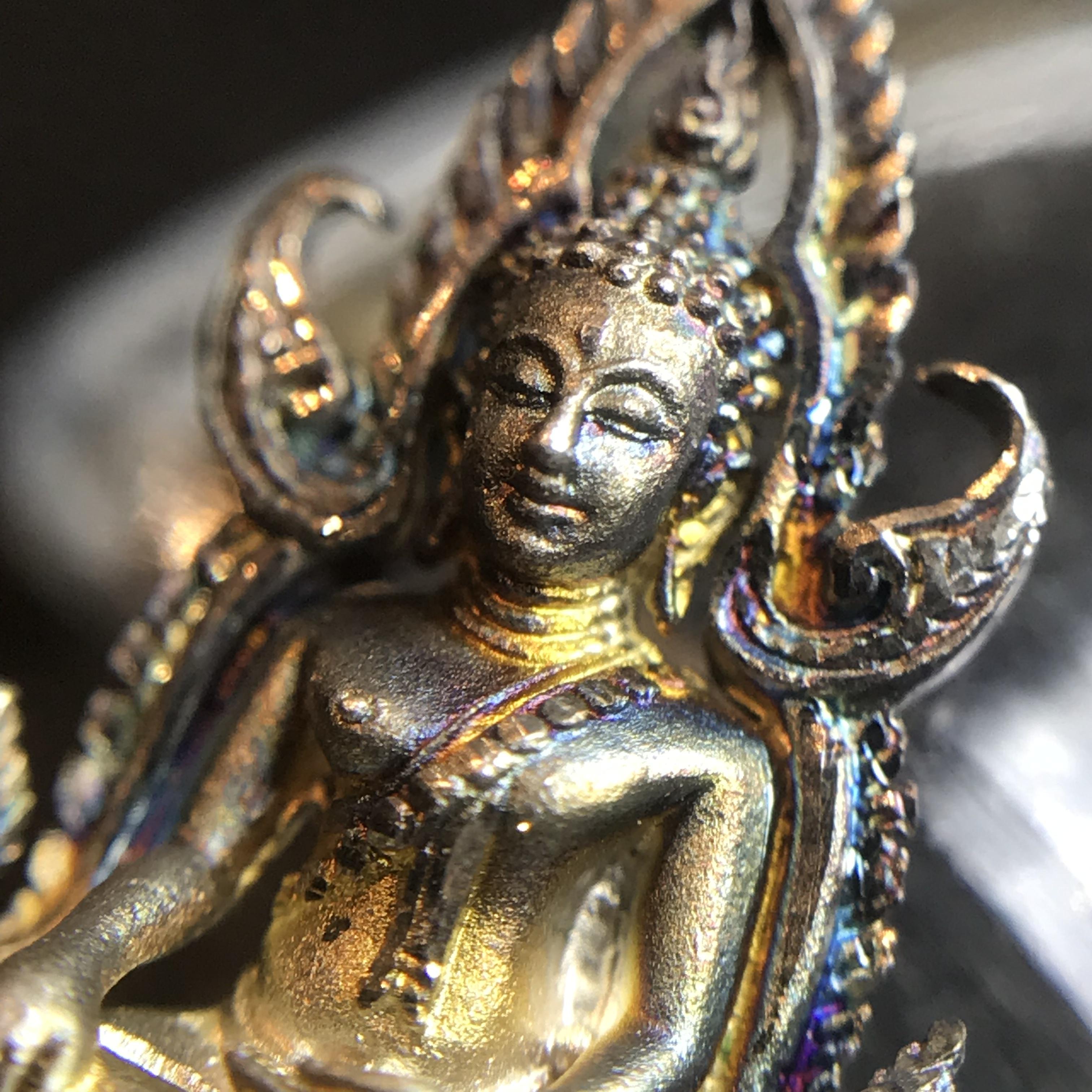 พระพุทธชินราช(จำลอง) ภปร 84 พรรษา เนื้อเงินชุบทองคำขาว พิมพ์เล็กขนาดหน้าตัก 1/4 นิ้ว สภาพผิวเดิมขึ้นผิวรุ้งสวยงาม