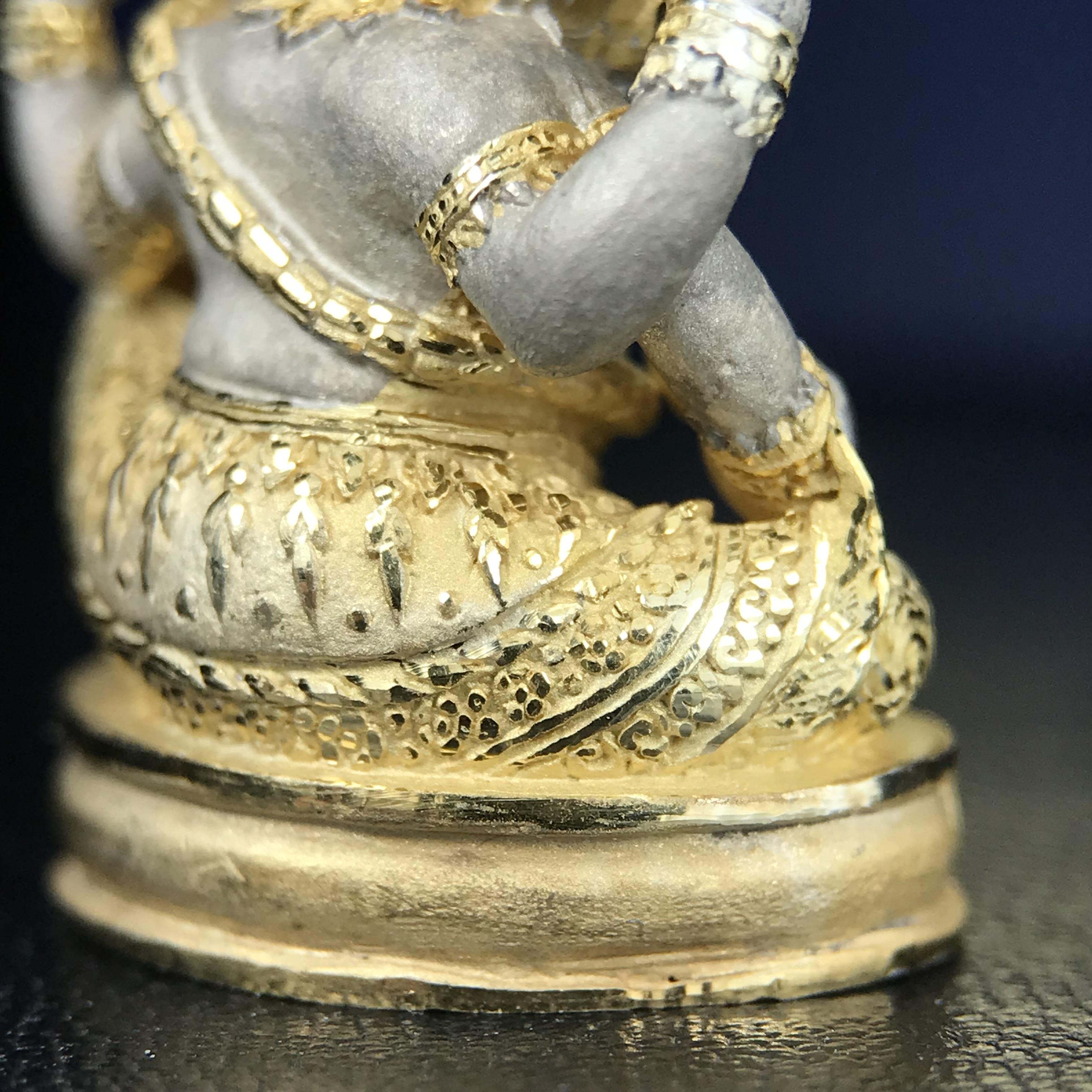 พระพิฆเนศ เทวสถานโบสถ์พราหมณ์ ปี 2539 รูปหล่อลอยองค์พระพิฆเณศวร เนื้อเงินสามกษัตริย์ ฝังพลอยน้ำเงิน(พ่นทรายขัดเงาบางส่วน) พิมพ์ใหญ่ขนาดประมาณ 1.8 * 2.5 ซม. ผลิตโดย บ.แพรนด้า จิวเวลรี่( พิธีใหญ่ พุทธศิลป์งดงาม)อีกหนึ่งรุ่นยอดนิยม (1 ใน 4999 องค์)หายาก