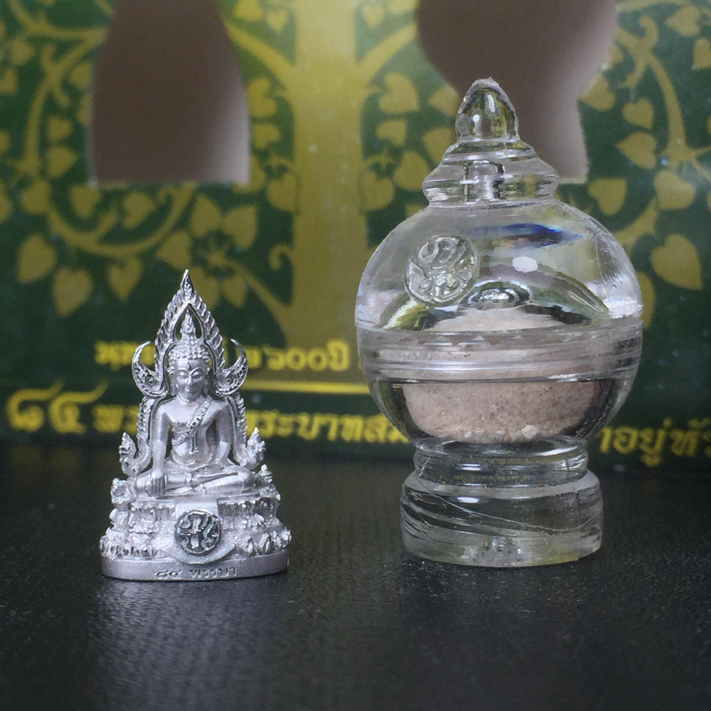 พระพุทธชินราช(จำลอง) ภปร. 84 พรรษา เนื้อเงินชุบทองคำขาว พิมพ์เล็กขนาดหน้าตัก 1/4 นิ้ว (สภาพสวยเดิม))(พระราชทานมวลสาร จิตรลดาและเส้นพระเจ้า(เส้นผม))