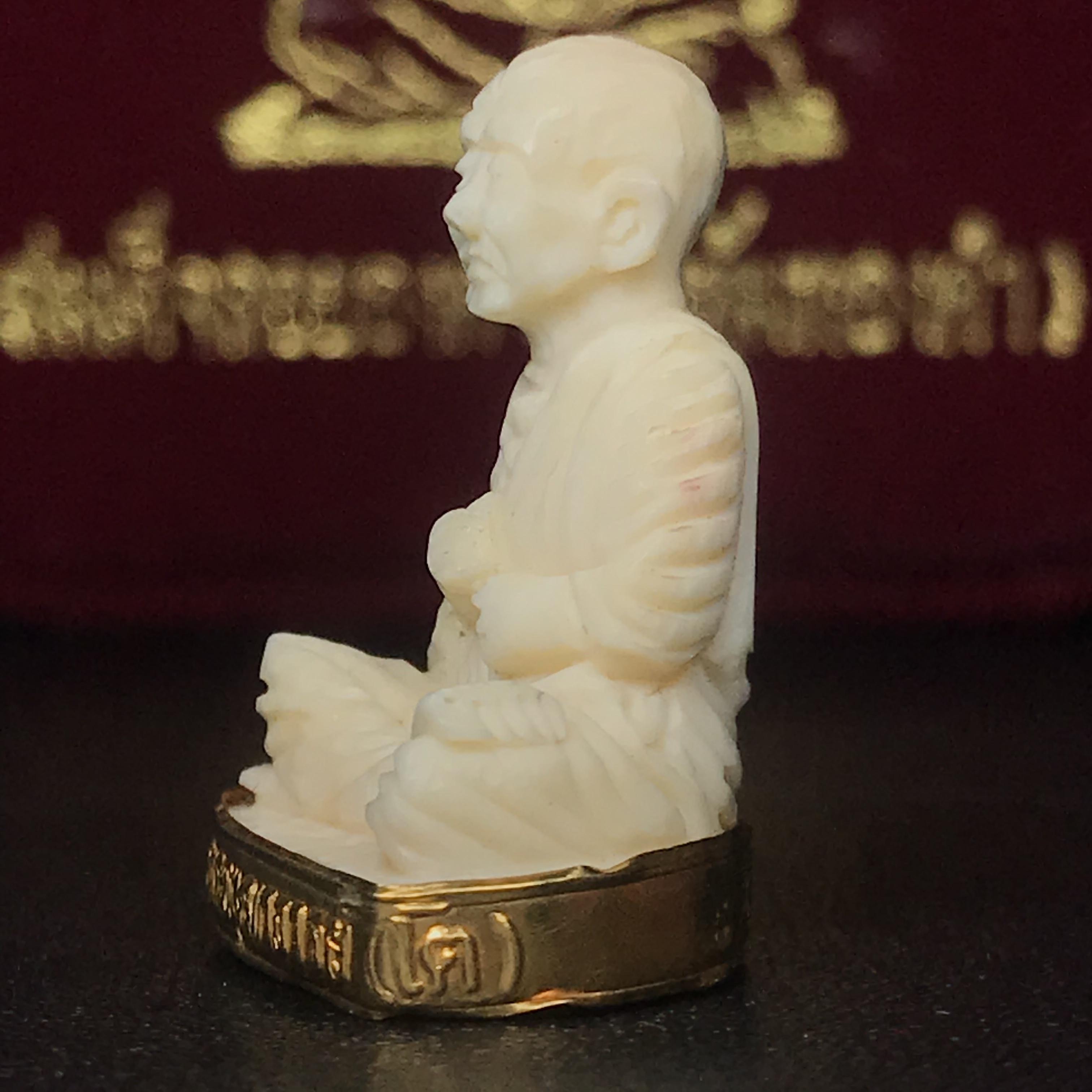 สมเด็จพระพุฒาจารย์ (โต พรหมรังสี) รุ่นคชสารหมื่นปี พ.ศ.2542 พิมพ์ลอยองค์(ฐานหุ้มทองคำ) ตอกโค๊ตและหมายเลข2589 สภาพสวยสมบูรณ์กล่องบรรจุเดิมครบ หายาก(1ใน 9999 องค์)