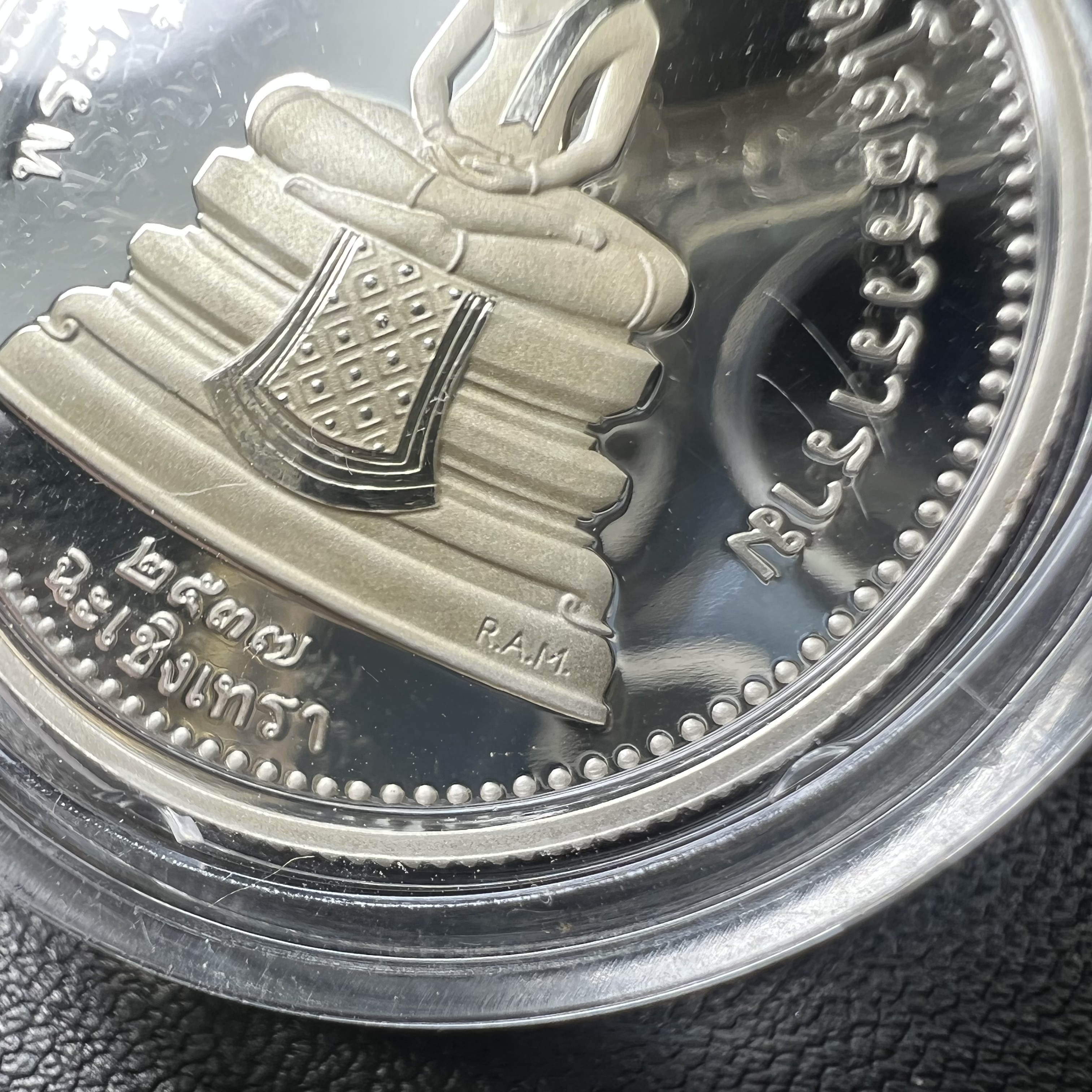 เหรียญพระพุทธโสธร 2 หน้า วัดโสธรวรารามวรวิหาร จ.ฉะเชิงเทรา ปี 2537เนื้อเงินขัดเงาสองหน้า ขนาด 2.8 ซ.ม. บล็อกนอก ผลิตที่โรงกษาปณ์ Royal Australian Mint ประเทศออสเตรเลีย พร้อมกล่องบรรจุเดิม สภาพสวย