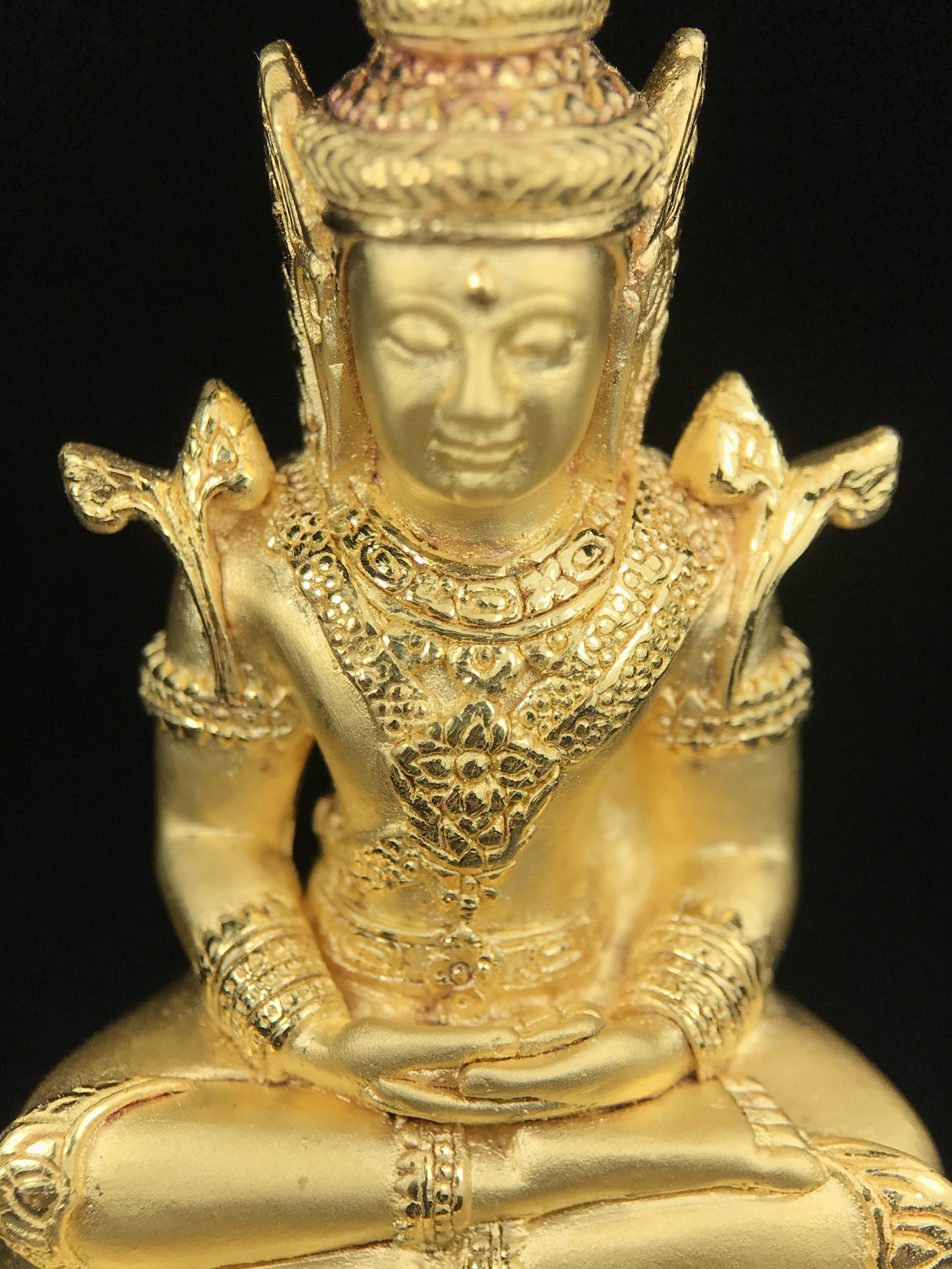 พระแก้วมรกต ภปร.(รุ่นแรก)ปี2545 รุ่นฉลองกรุงรัตนโกสินทร์ครบ 220 ปี หล่อลอยองค์ เนื้อทองคำบริสุทธิ์99.99% ขนาดบูชา 50*90 มม.(องค์หมายเลข ๗๘๙)(เลขมังกร 789 พลังแห่งความ มั่งคั่ง ร่ำรวย อำนาจ บารมี)สุดยอดมงคลแผ่นดินที่ควรเก็บรักษา บูชาเป็นมงคลชีวิต(หายากมาก)