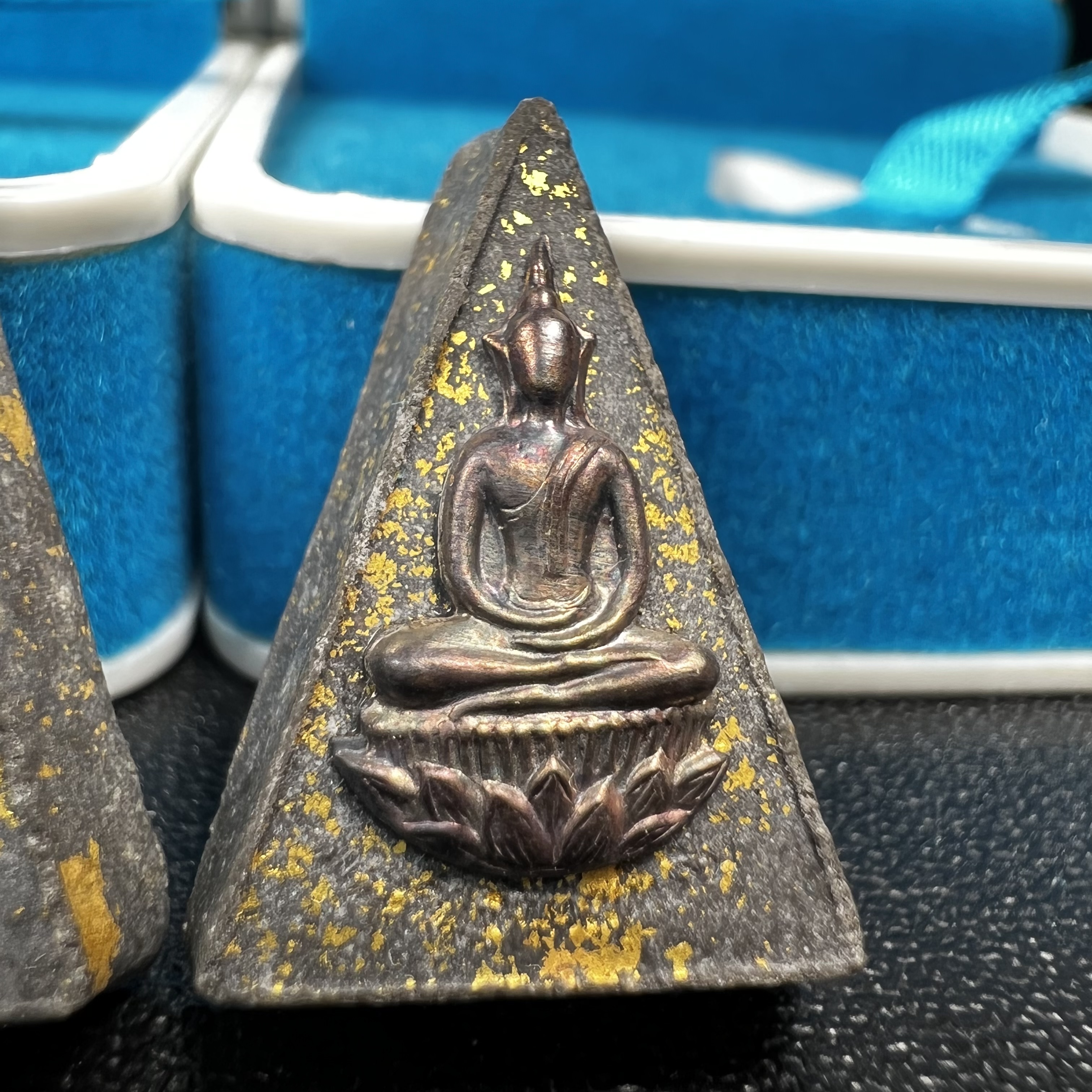 พระกำลังแผ่นดิน พระราชทาน วัดบวรนิเวศวิหาร ปี2539 พิมพ์เล็กหน้ากากเงิน (ในหลวง รัชกาลที่ 9 พระราชทานมวลสารจิตรลดา)นิยมหายาก