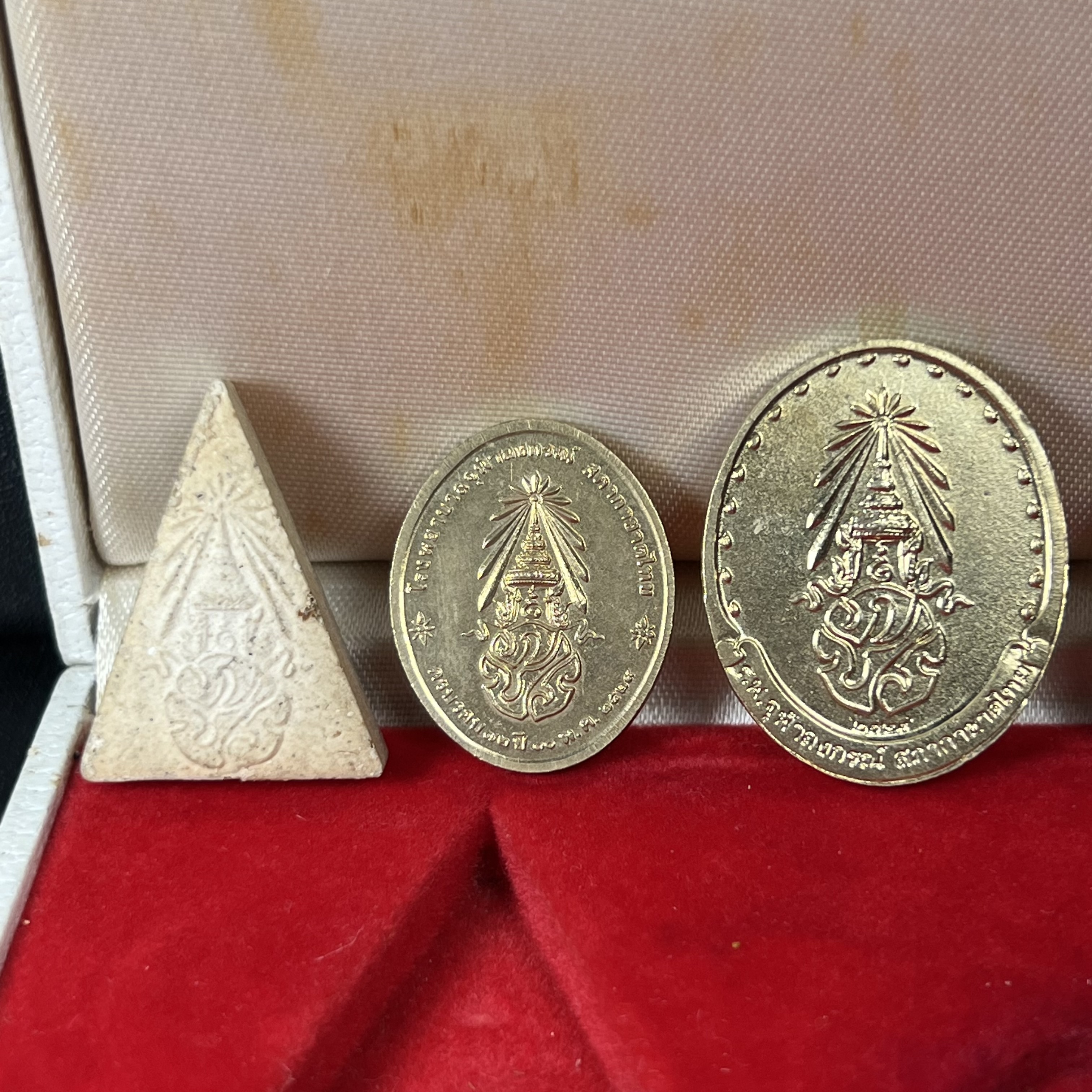 ชุดที่ระลึกครบ 72 ปี โรงพยาบาลจุฬาลงกรณ์ สภากาชาดไทย 30 พฤษภาคม พ.ศ.2529(ในหลวงรัชกาลที่9เสด็จในพิธี)พระดี พิธีใหญ่ ประกอบพิธีพุทธาภิเษกพร้อมกับพิธีพระกริ่งปวเรศ ปี2530 วัดบวรนิเวศและวัดพระแก้ว