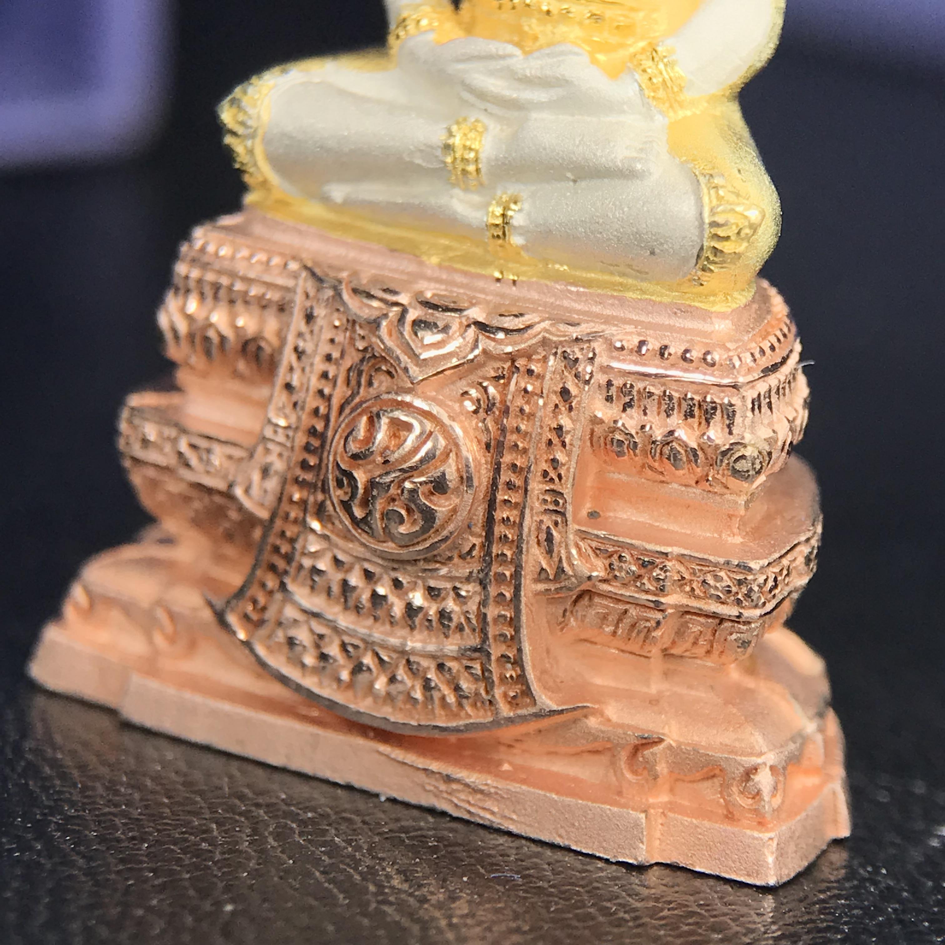 พระแก้วมรกต ภปร. ปี 2547 จัดสร้างโดยโรงพยาบาลภูมิพลอดุลยเดช เนื้อเงิน(3 กษัตริย์) ลอยองค์ หน้าตัก 1/2 นิ้ว พิธีมหามังคาภิเษก ณ พระอุโบสถวัดพระศรีรัตนศาสดาราม(วัดพระแก้ว) งดงามทรงคุณค่าอีกหนึ่งรุ่นยอดนิยม หายาก