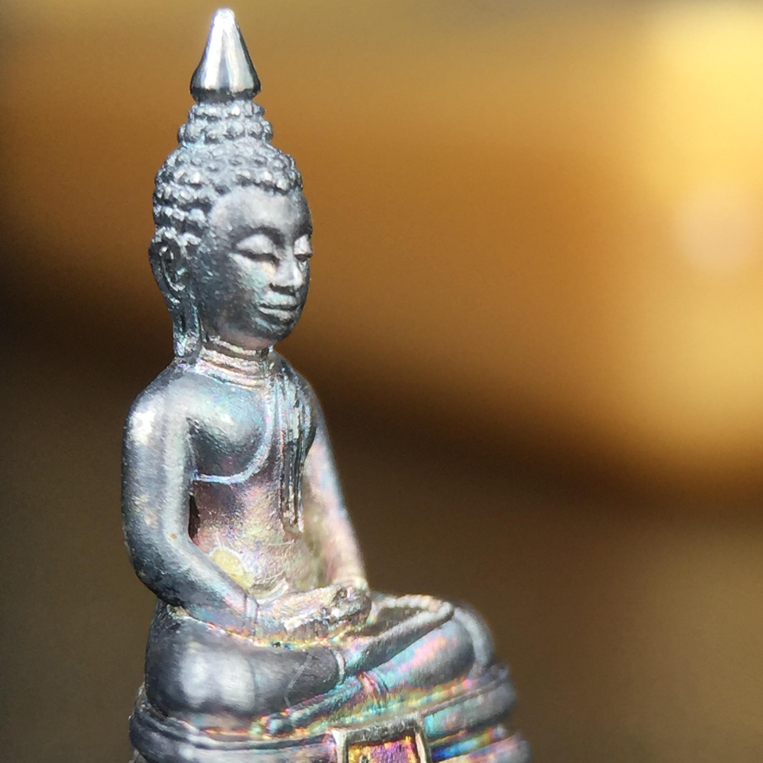 พระพุทธโสธร คุ้มเกล้าฯ ภปร.(ใต้ร่มพระบารมี คุ้มเกล้า) 60ปี รพ.ภูมิพลฯ พ.ศ.2552 เนื้อเงิน ชุบทองคำขาว(พิมพ์เล็กขนาด 11.5*10.5 มม.)เนื้อเงินผิวเดิมกลับดำขึ้นสีรุ้งเข้มขลังงดงามธรรมชาติสร้างสรรค์ สภาพสวยเดิมพร้อมกล่องบรรจุเดิม ตอกโค๊ดหมายเลขกำกับ