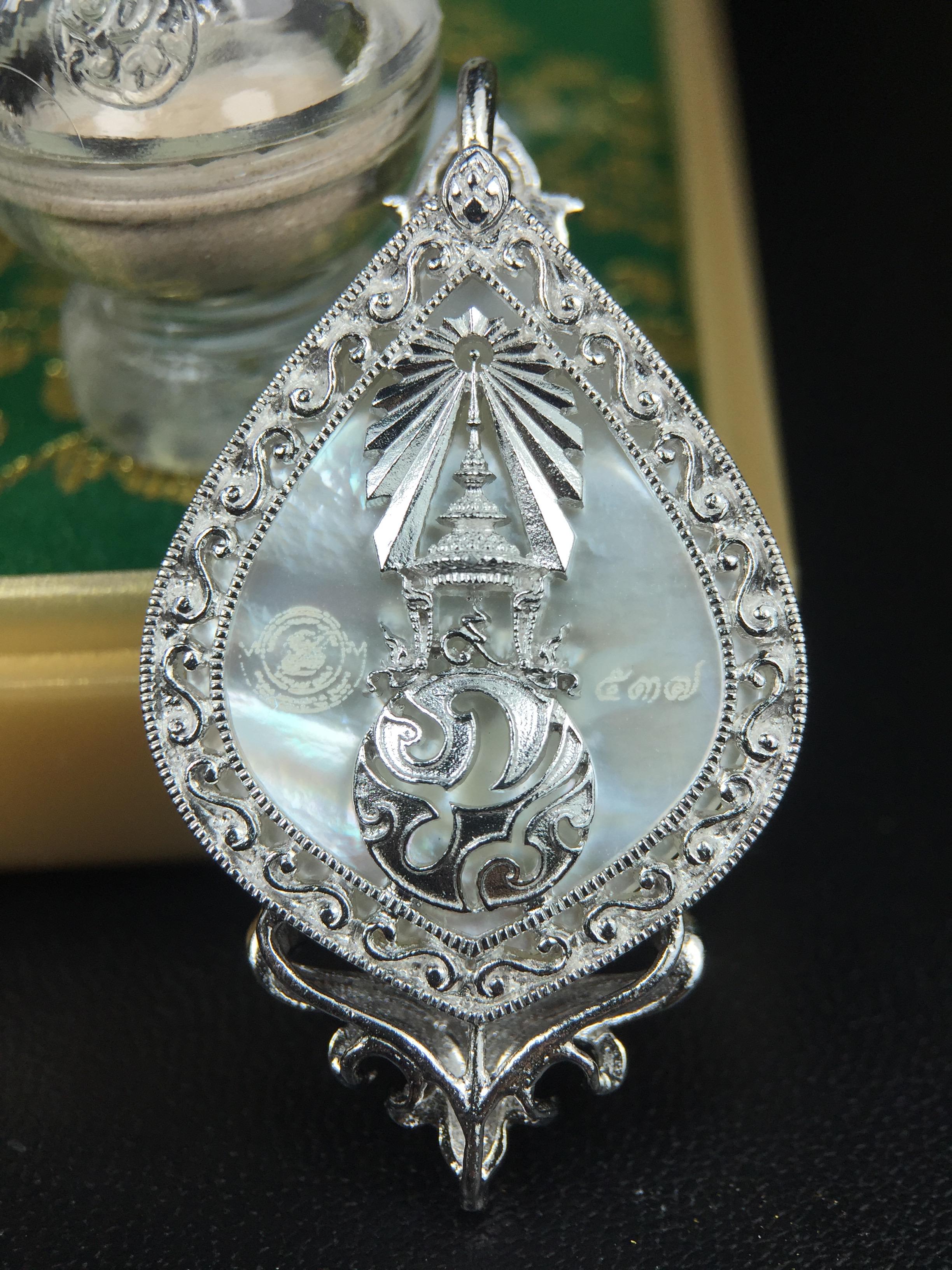 พระพุทธชินราช(จำลอง) ภปร. 84 พรรษา ทรงหยดน้ำ เนื้อเงินชุบทองคำขาว ขนาด 20*36 มม. (พระราชทานมวลสาร จิตรลดาและเส้นพระเจ้า(เส้นผม)รัชกาลที่9)พุทธศิลป์ทรงคุณค่าอีกหนึ่งรุ่นยอดนิยม งดงาม ทรงคุณค่า หายาก