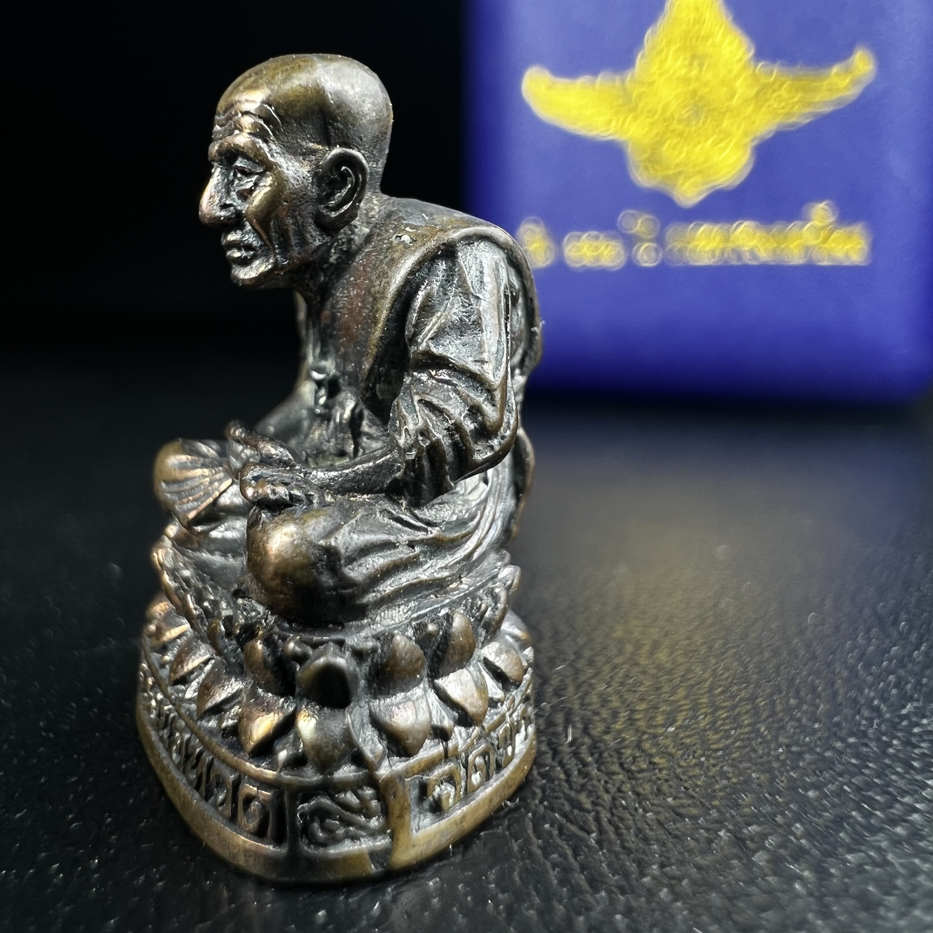 รูปเหมือนหล่อลอยองค์หลวงปู่ทวด รุ่น 111ปี กระทรวงกลาโหม เนื้อนวโลหะรมดำ-ปัดเงา ปี2540 พิธีใหญ่ สภาพสวย เข้มขลัง นิยม พร้อมกล่องบรรจุเดิม