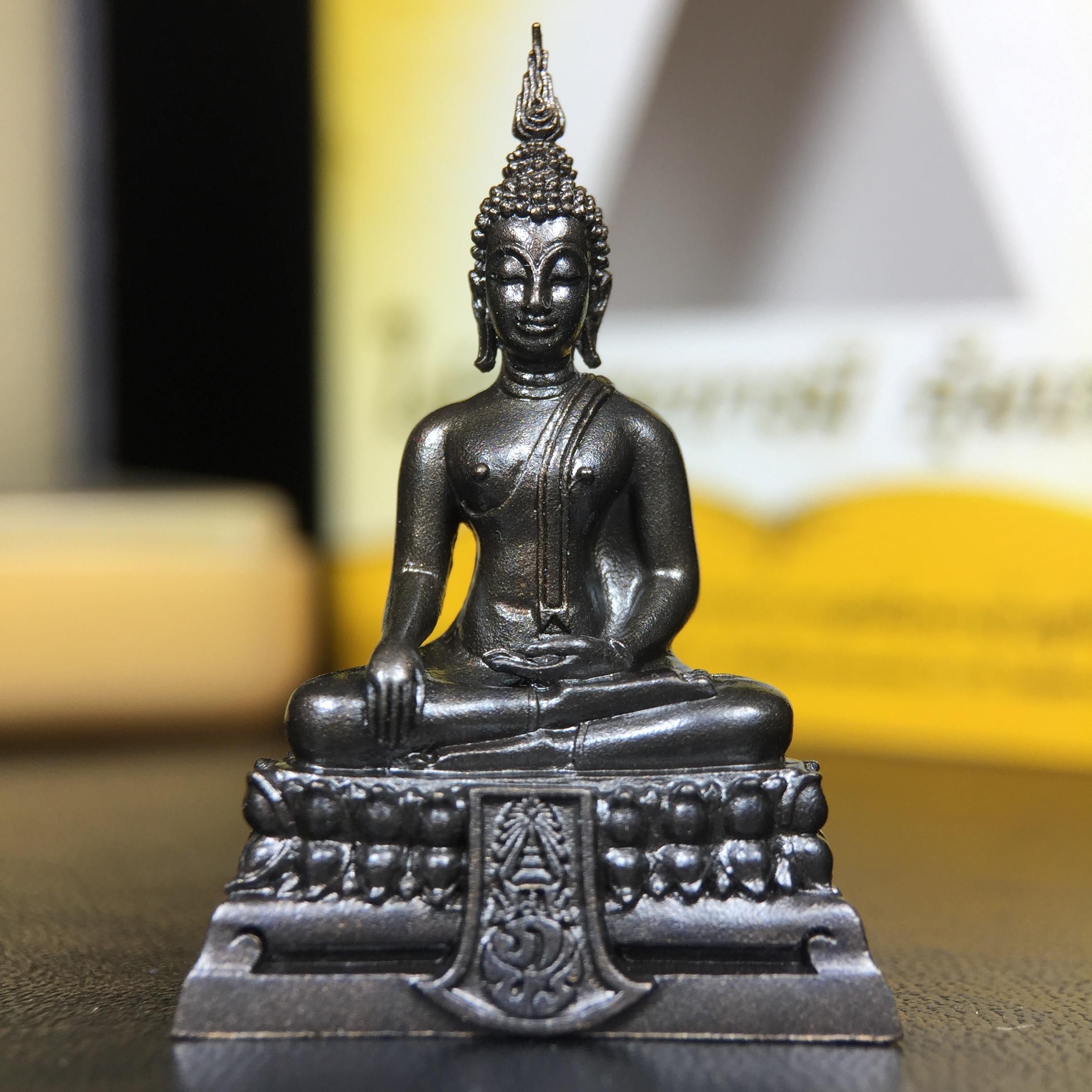 พระพุทธรูปคุ้มเกล้าฯ ภปร.(ใต้ร่มพระบารมี คุ้มเกล้า) 60ปี โรงพยาบาลภูมิพลฯ พ.ศ.2552 เนื้อนวโลหะ รมดำ(พิมพ์ใหญ่ขนาด 35.5*24 มม.)สภาพสวยเดิมพร้อมกล่องบรรจุเดิม ตอกโค๊ดหมายเลขกำกับ